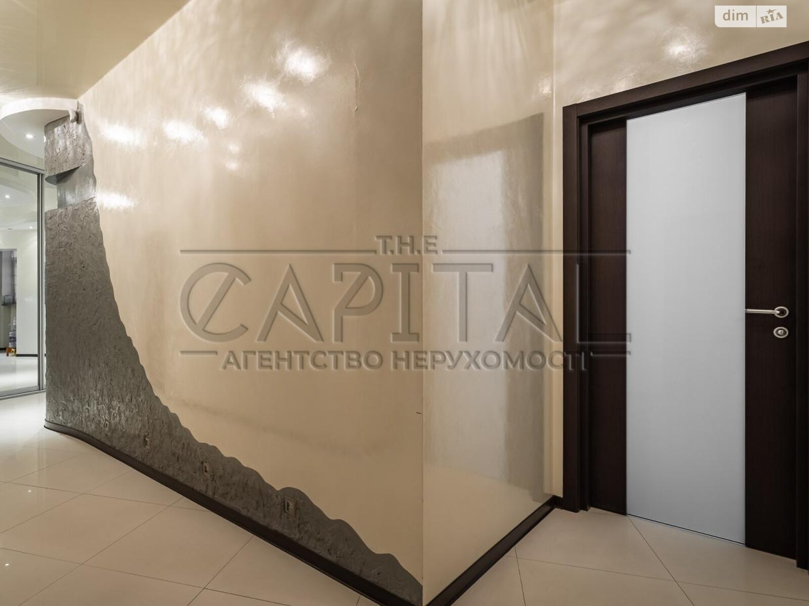 Продаж чотирикімнатної квартири в Києві, на вул. Дмитрівська 69, район Шевченківський фото 1