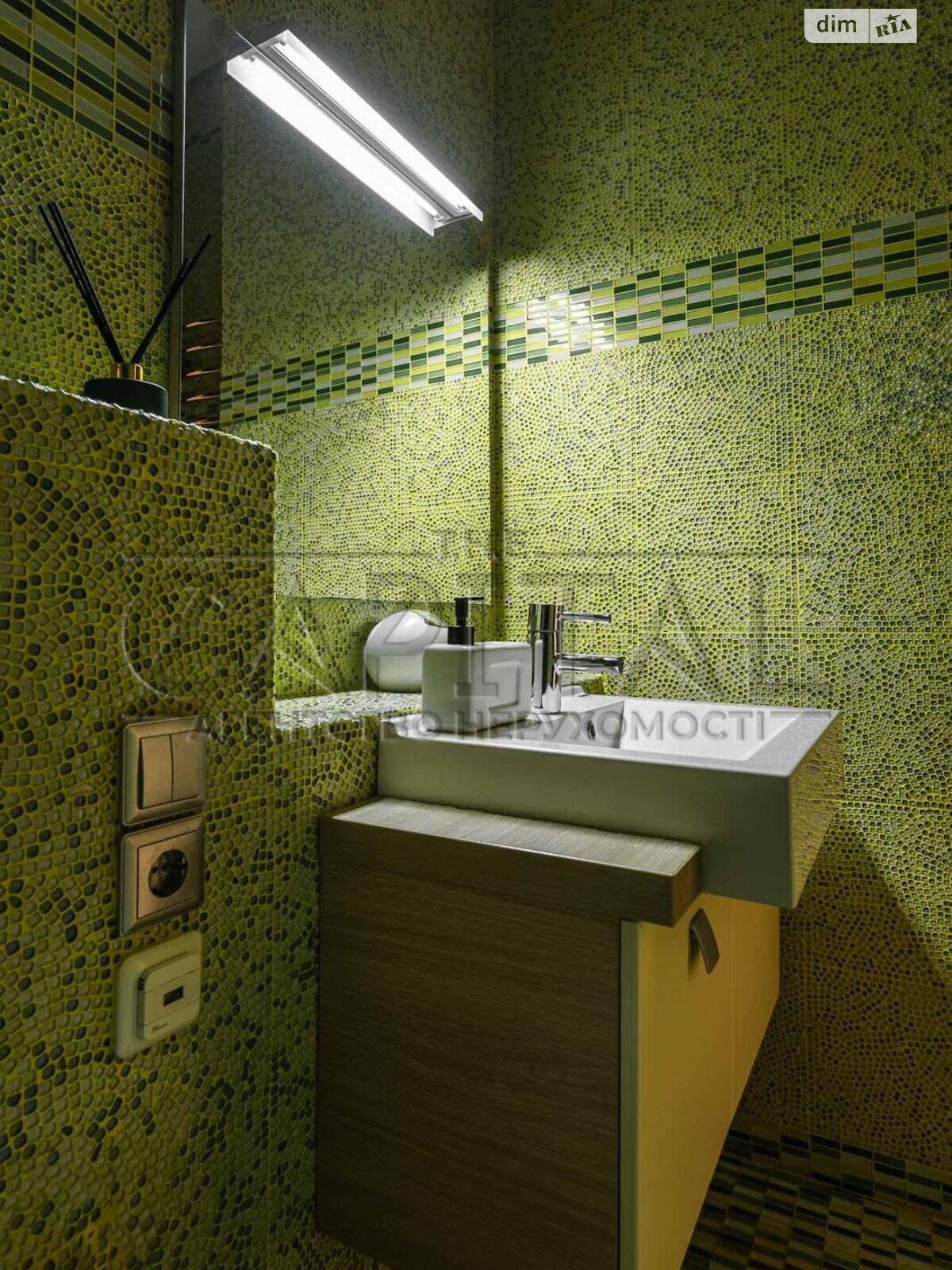 Продаж чотирикімнатної квартири в Києві, на вул. Дмитрівська 69, район Шевченківський фото 1