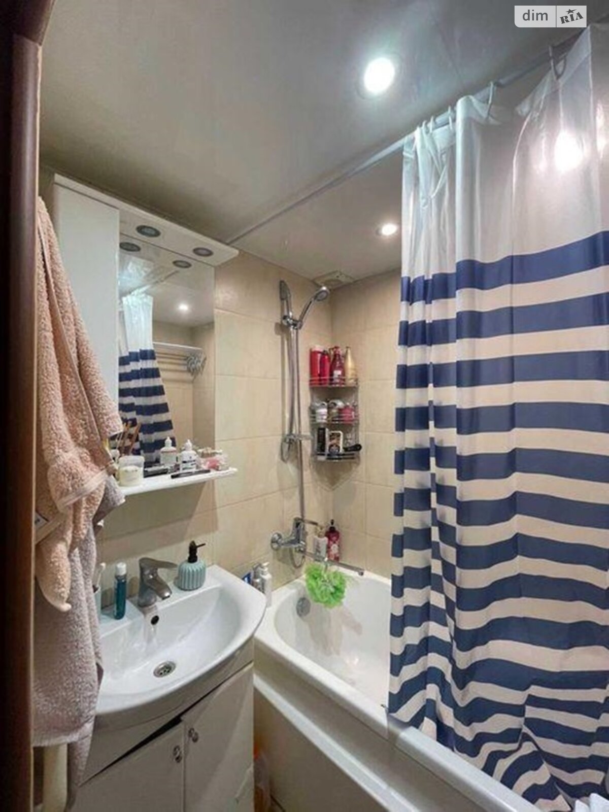 Продаж трикімнатної квартири в Києві, на вул. Алма-Атинська 39Е, район ДВРЗ фото 1 Продаж трикімнатної квартири в Києві, на вул. Алма-Атинська 39Е, район ДВРЗ фото 1