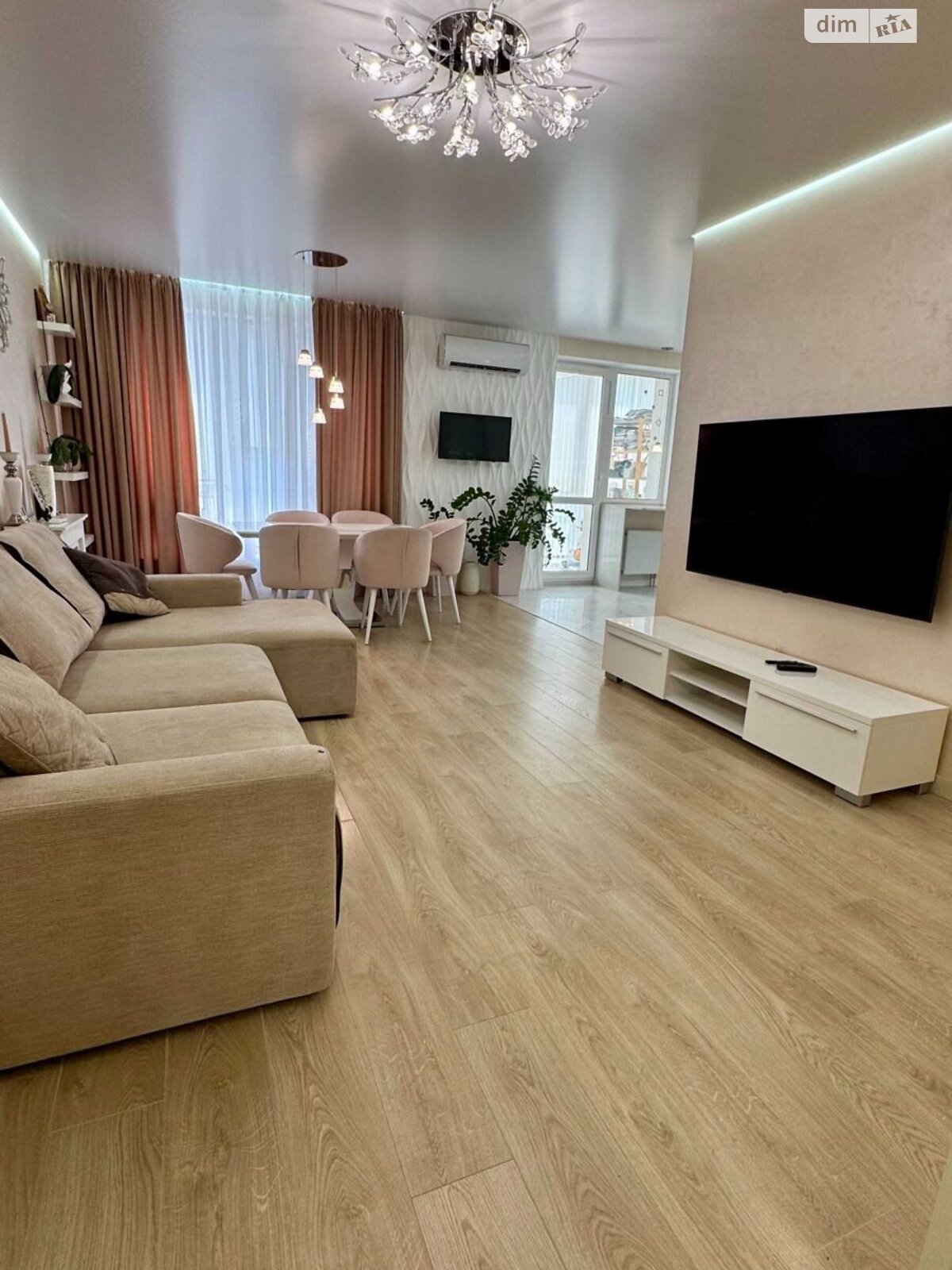 Продажа трехкомнатной квартиры в Киеве, на ул. Метрологическая 54, район Феофания фото 1