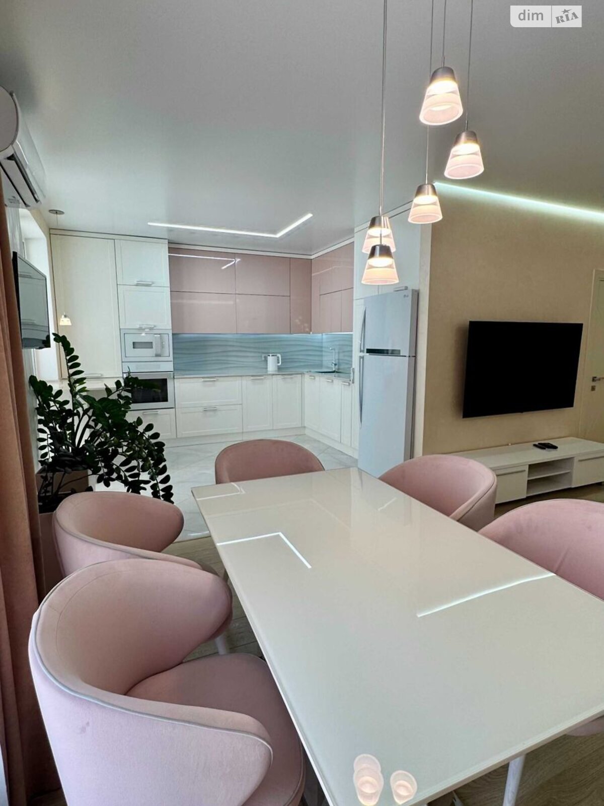 Продажа трехкомнатной квартиры в Киеве, на ул. Метрологическая 54, район Феофания фото 1