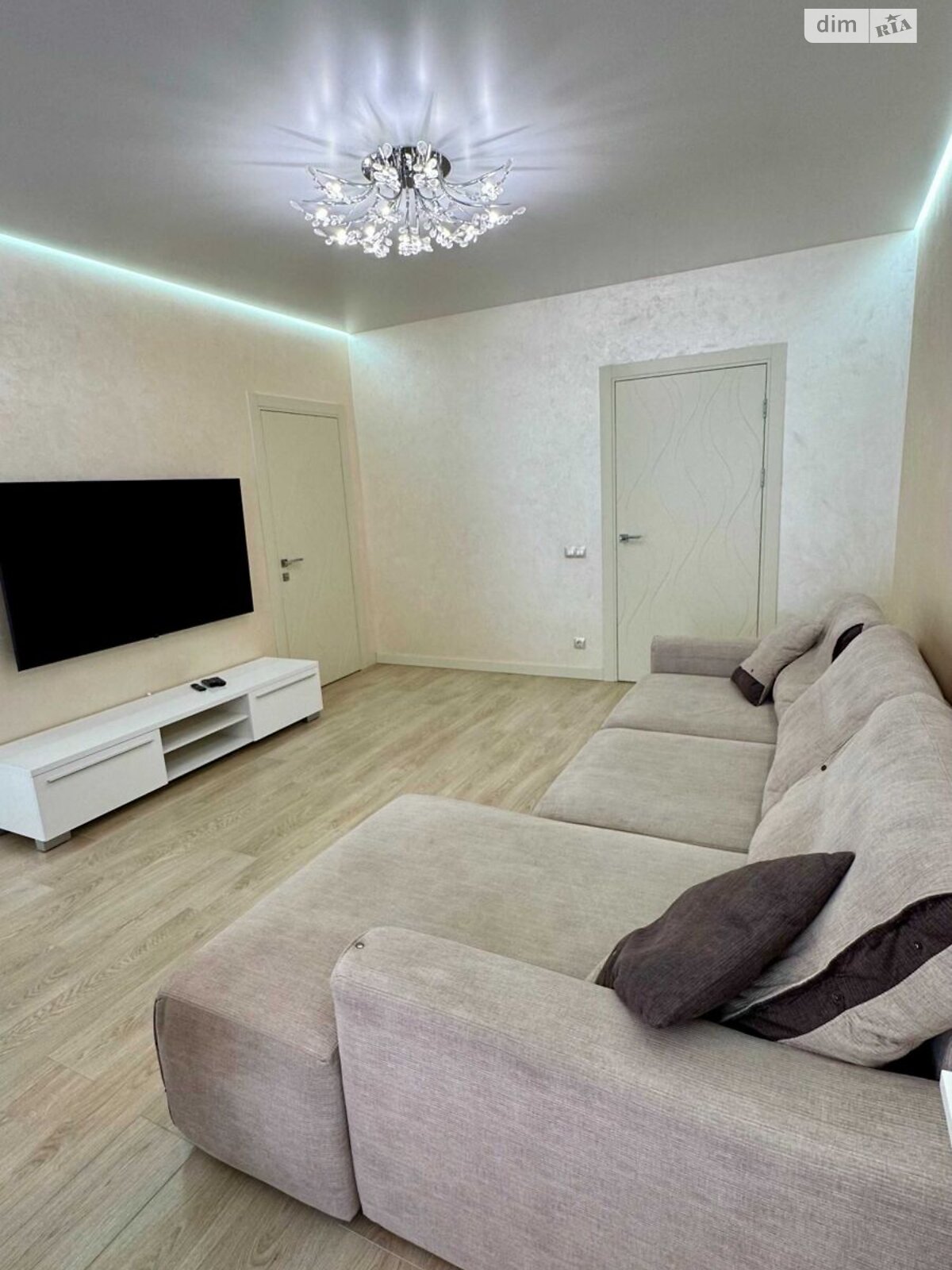 Продажа трехкомнатной квартиры в Киеве, на ул. Метрологическая 54, район Феофания фото 1