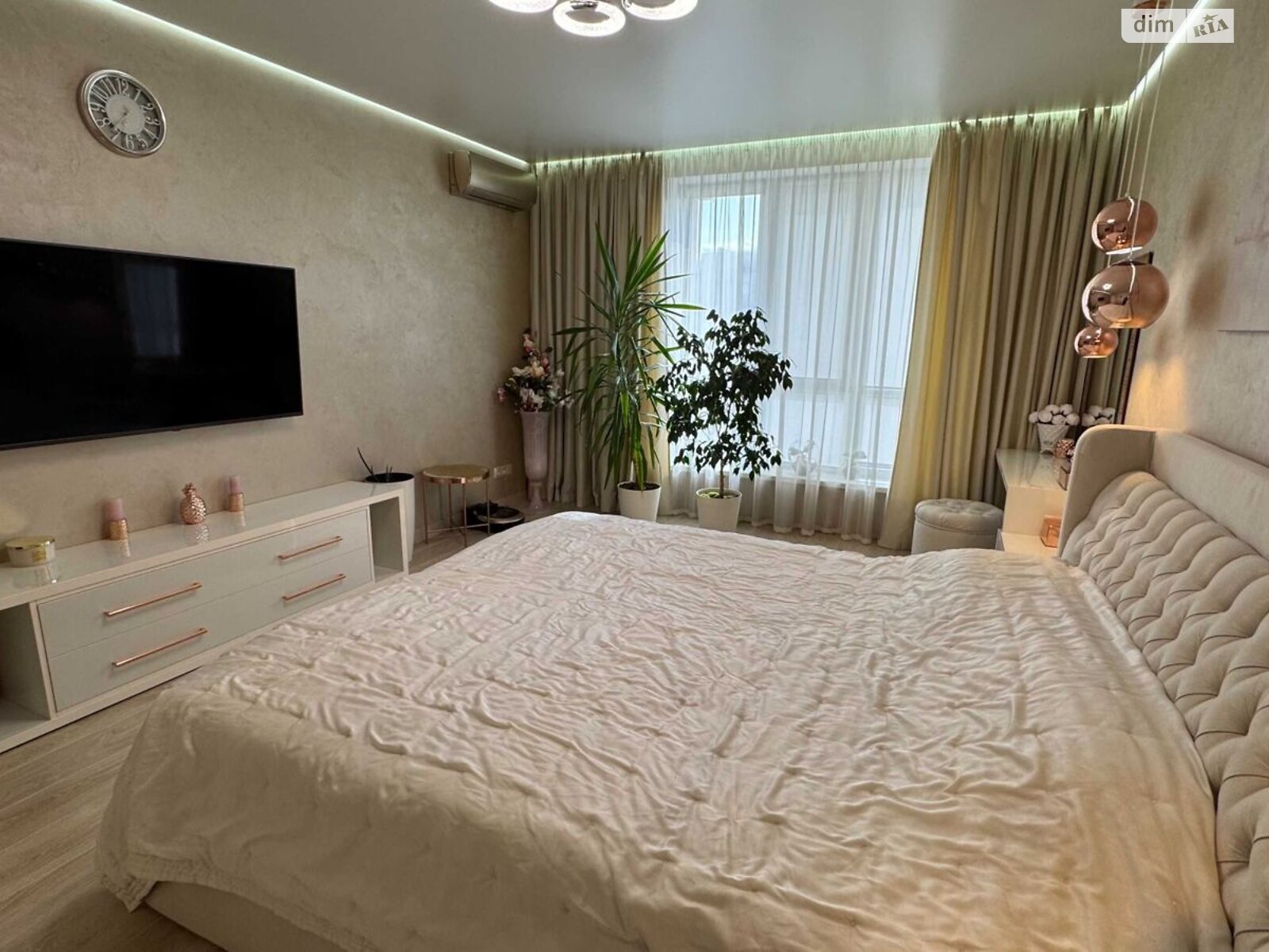 Продажа трехкомнатной квартиры в Киеве, на ул. Метрологическая 54, район Феофания фото 1