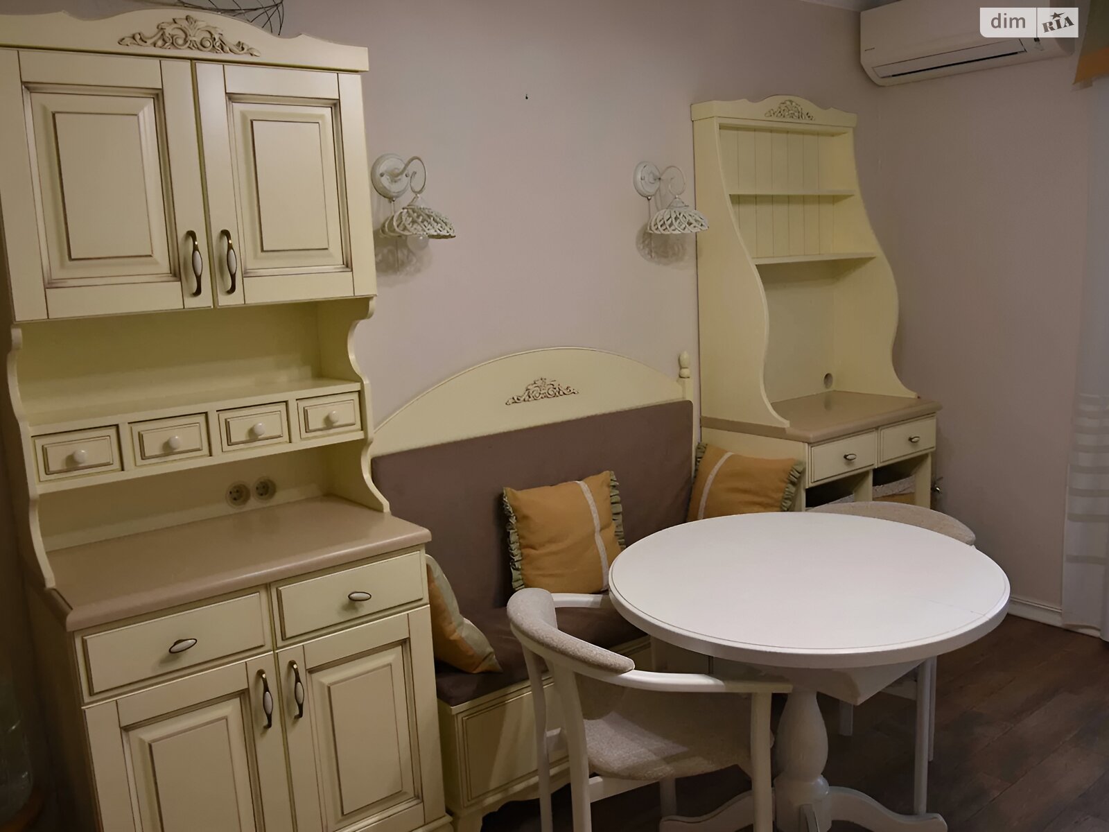 Продаж трикімнатної квартири в Києві, на вул. Михайла Максимовича 9А, район Голосіїв фото 1 Продаж трикімнатної квартири в Києві, на вул. Михайла Максимовича 9А, район Голосіїв фото 1