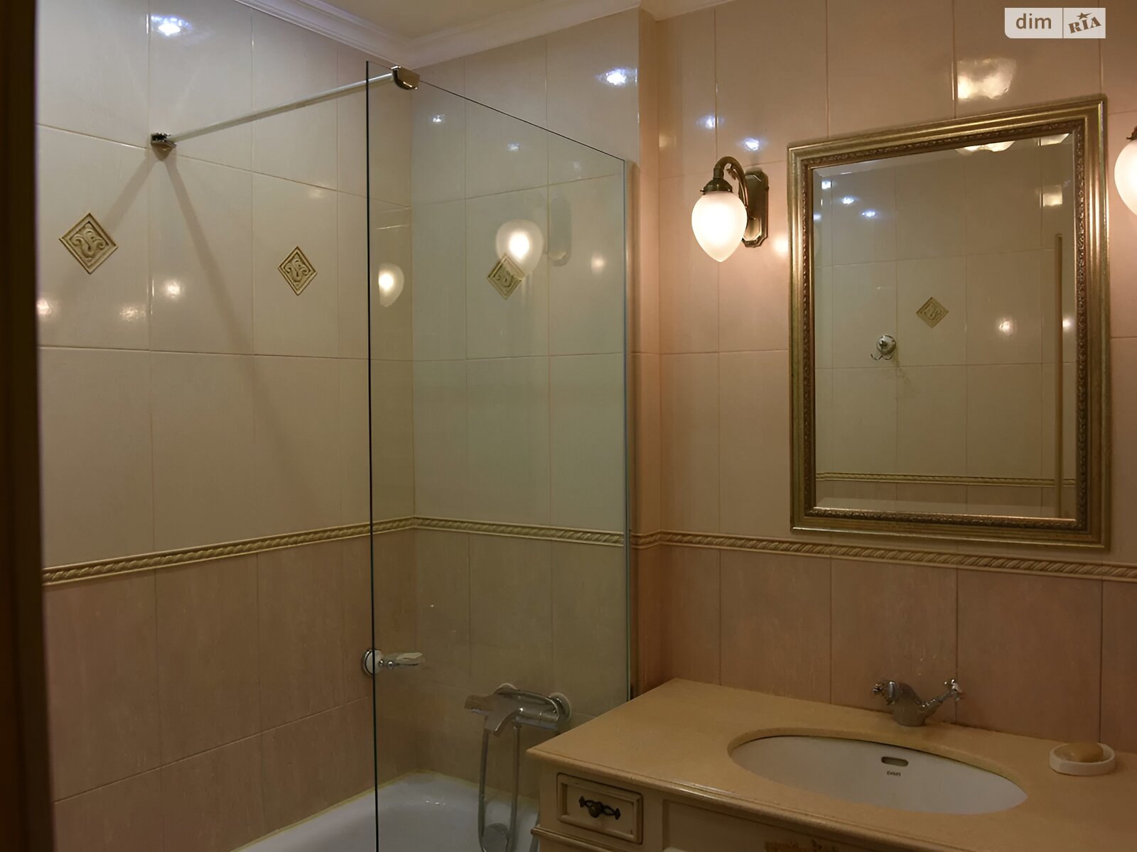 Продаж трикімнатної квартири в Києві, на вул. Михайла Максимовича 9А, район Голосіїв фото 1 Продаж трикімнатної квартири в Києві, на вул. Михайла Максимовича 9А, район Голосіїв фото 1