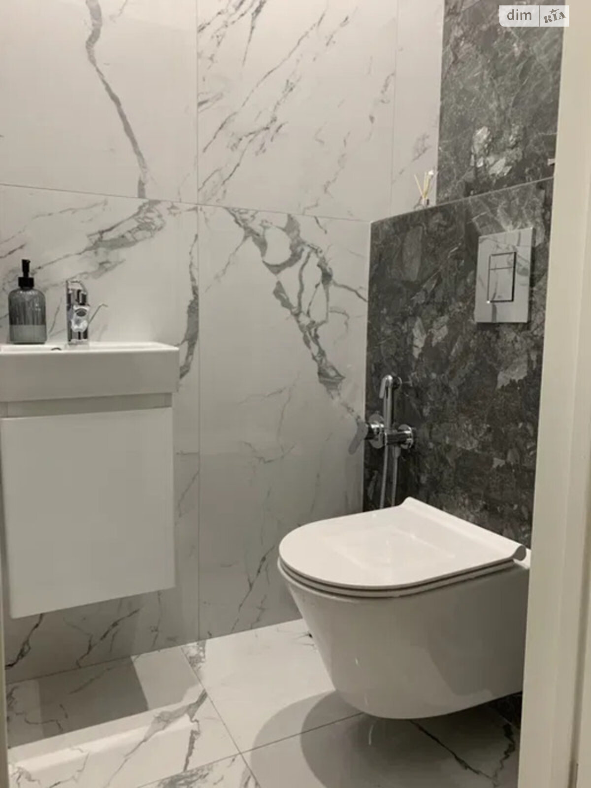 Продажа трехкомнатной квартиры в Киеве, на ул. Михаила Максимовича, район Голосеевский фото 1 Продажа трехкомнатной квартиры в Киеве, на ул. Михаила Максимовича, район Голосеевский фото 1