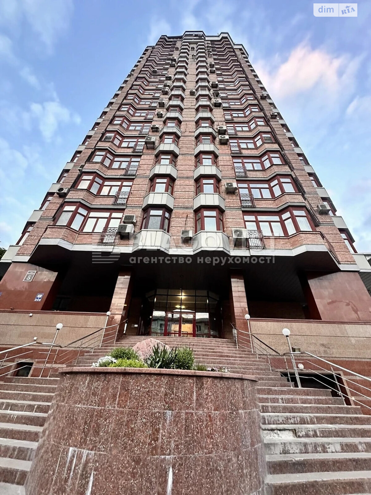 Продажа четырехкомнатной квартиры в Киеве, на спуск Кловский 5, фото 1 Продажа четырехкомнатной квартиры в Киеве, на спуск Кловский 5, фото 1