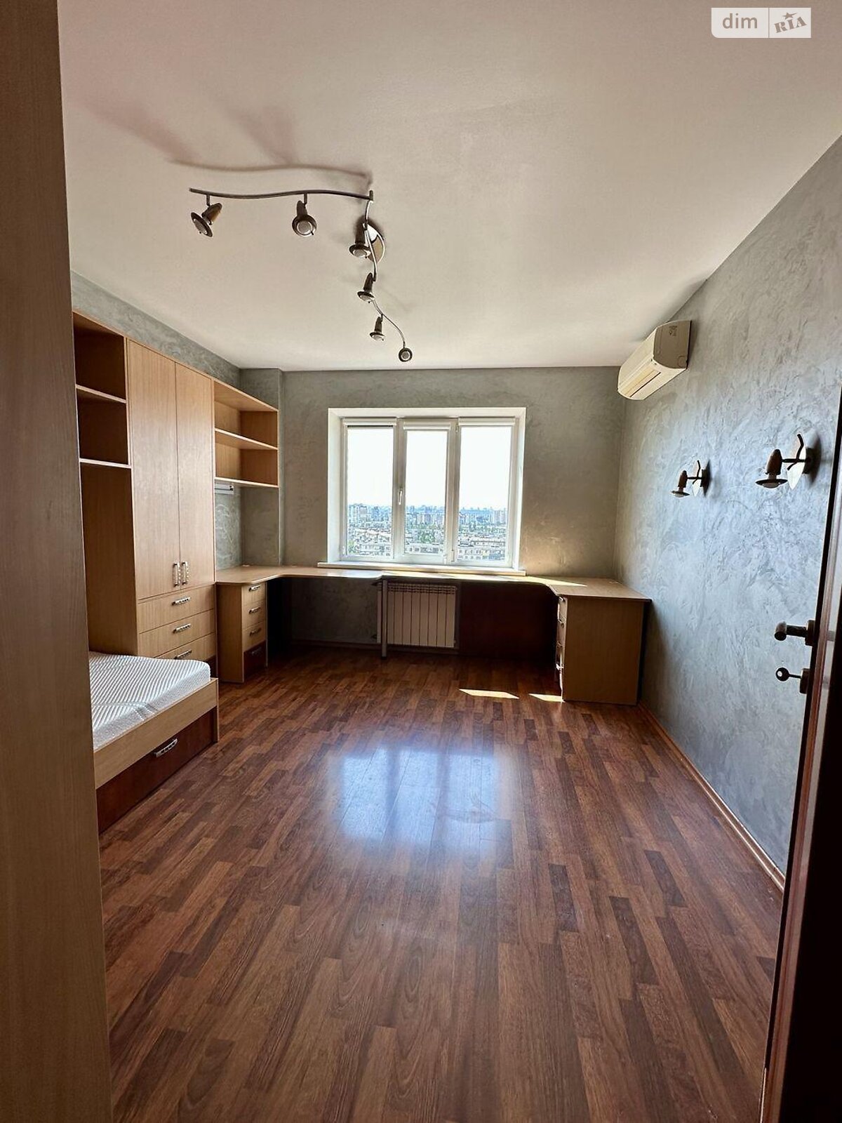 Продаж трикімнатної квартири в Києві, на вул. Василя Іваніса 13, район Лісовий Масив фото 1 Продаж трикімнатної квартири в Києві, на вул. Василя Іваніса 13, район Лісовий Масив фото 1