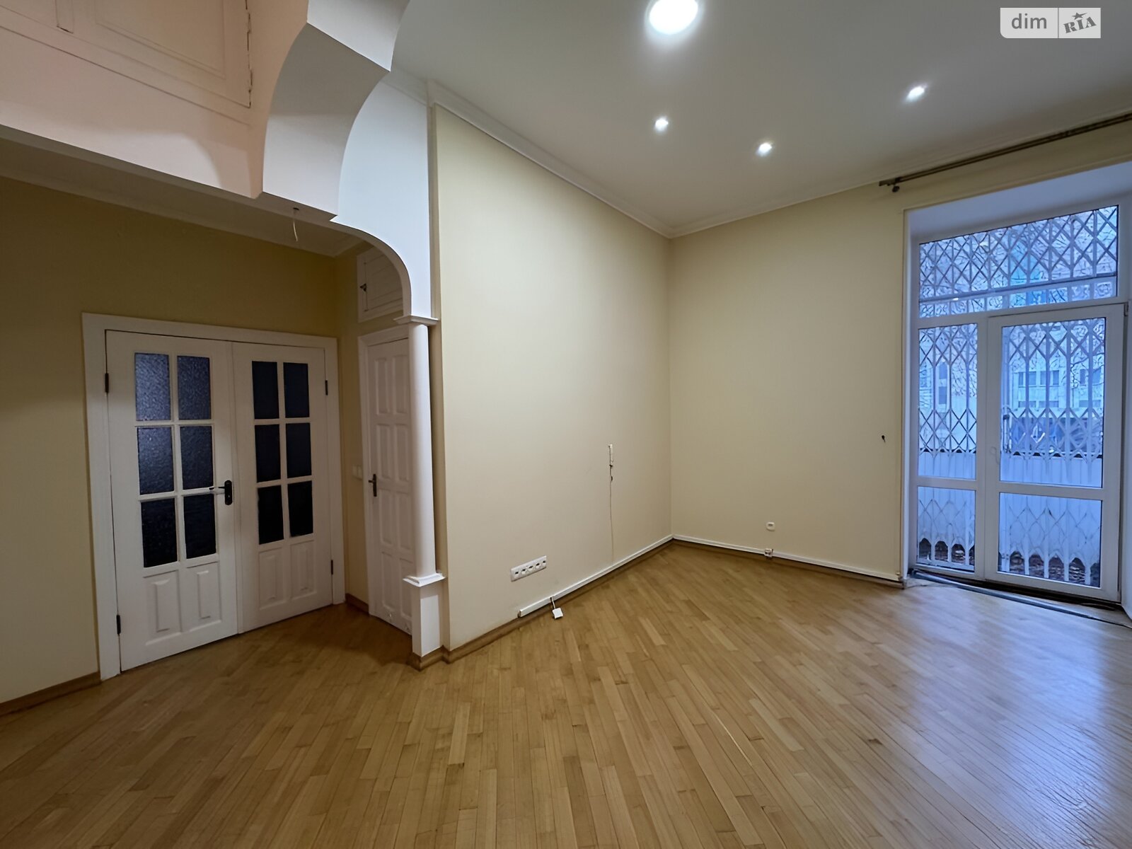 Продаж трикімнатної квартири в Києві, на вул. Інститутська 19В, район Липки фото 1 Продаж трикімнатної квартири в Києві, на вул. Інститутська 19В, район Липки фото 1