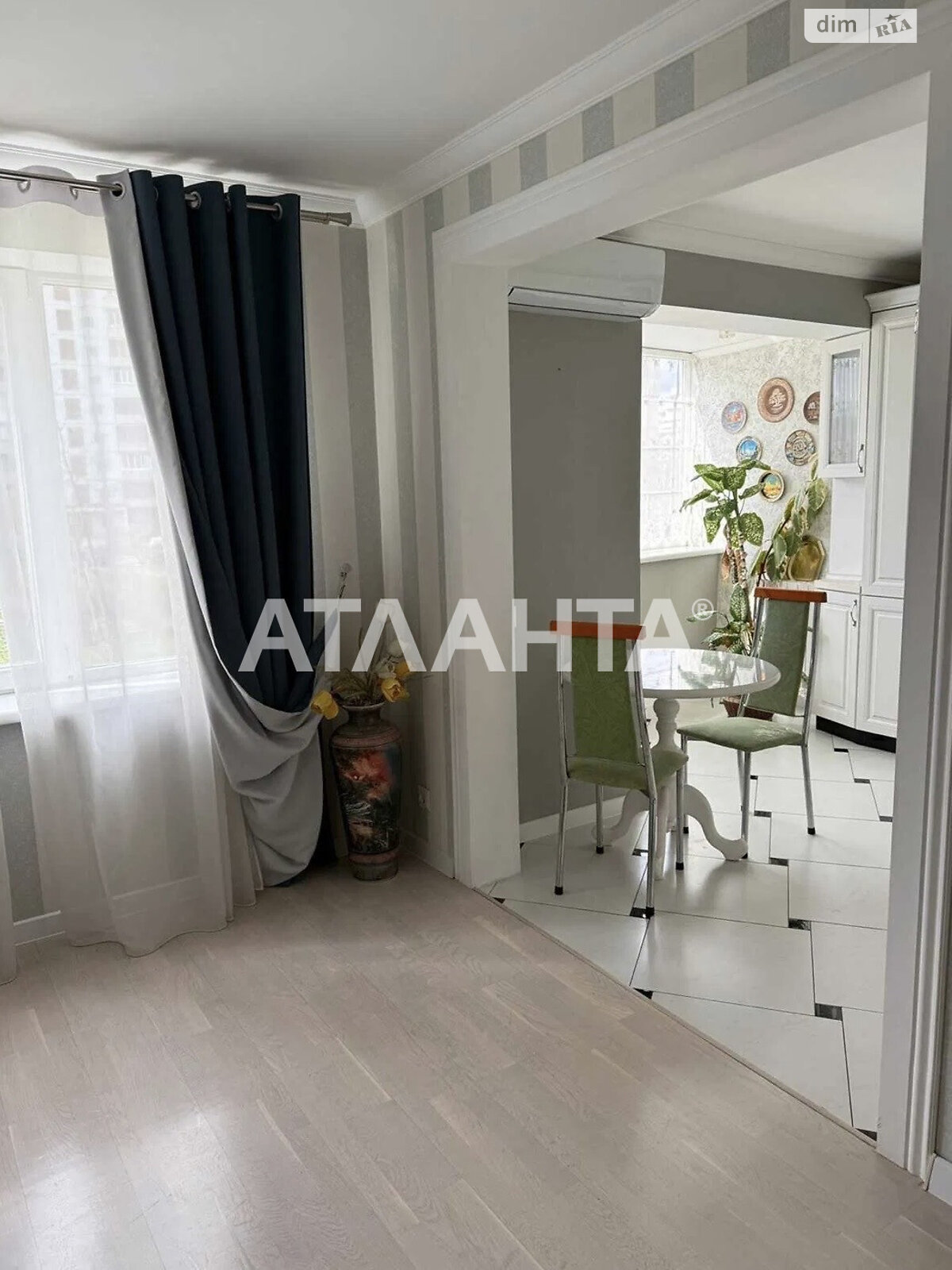 Продаж трикімнатної квартири в Києві, на пл. Оболонська, район Оболонський фото 1 Продаж трикімнатної квартири в Києві, на пл. Оболонська, район Оболонський фото 1