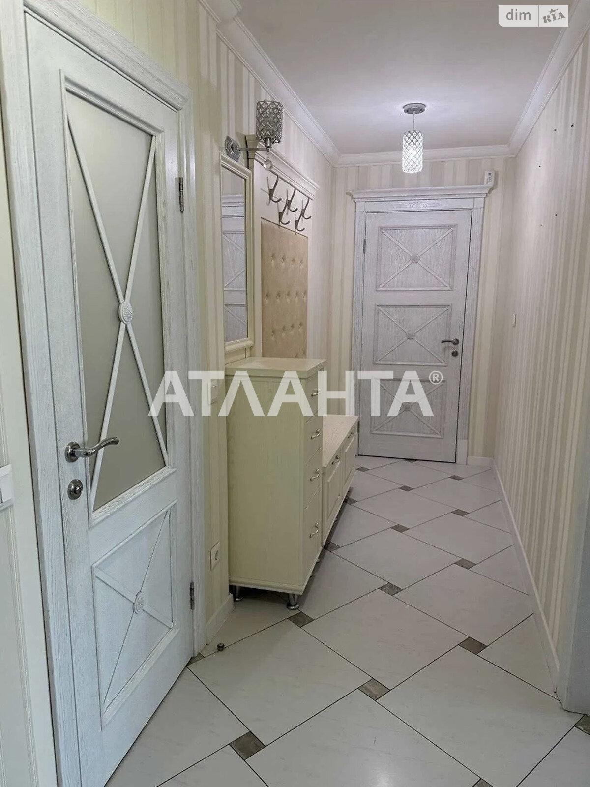 Продаж трикімнатної квартири в Києві, на пл. Оболонська, район Оболонський фото 1 Продаж трикімнатної квартири в Києві, на пл. Оболонська, район Оболонський фото 1