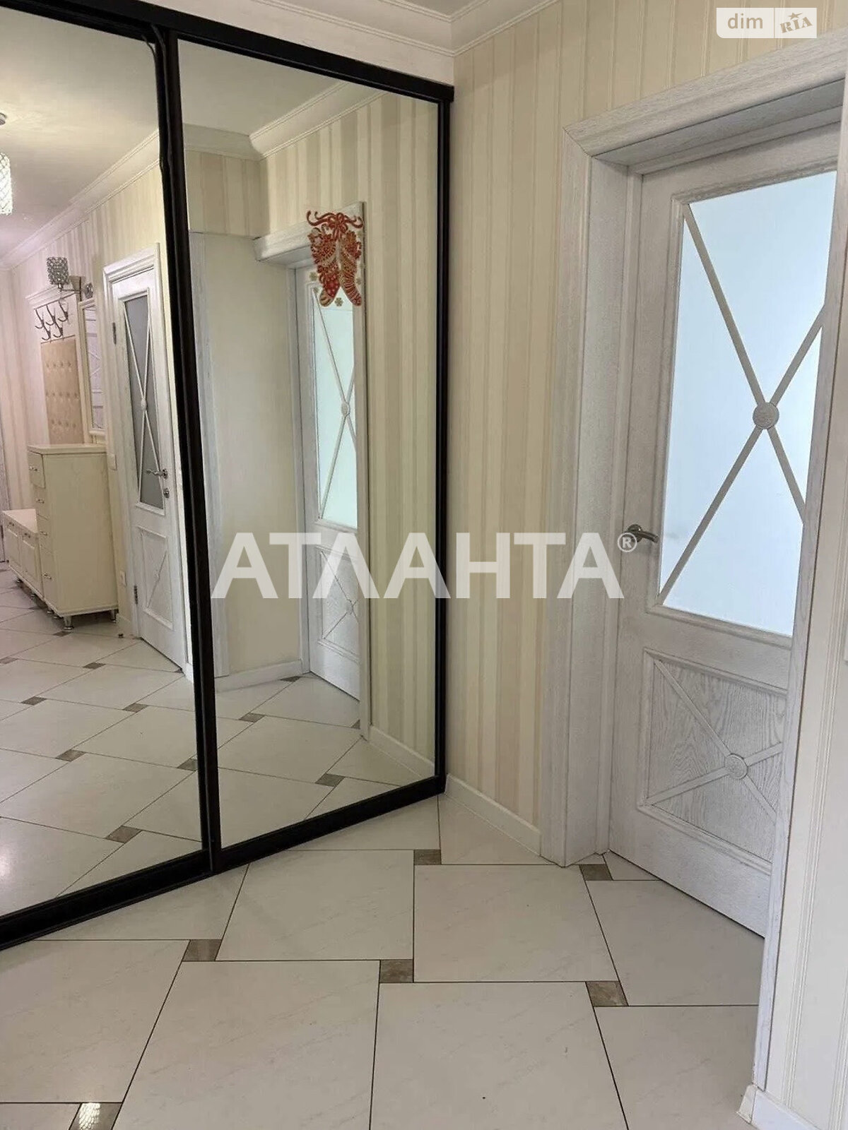 Продаж трикімнатної квартири в Києві, на пл. Оболонська, район Оболонський фото 1 Продаж трикімнатної квартири в Києві, на пл. Оболонська, район Оболонський фото 1