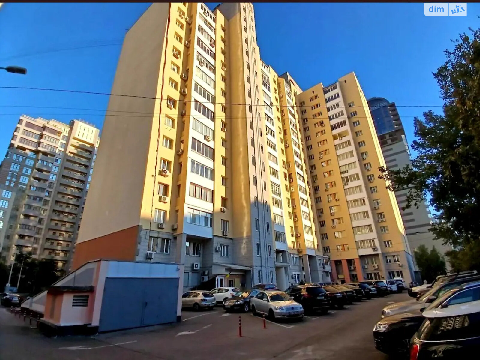 Продаж чотирикімнатної квартири в Києві, на вул. Андрія Верхогляда 4, район Печерськ фото 1