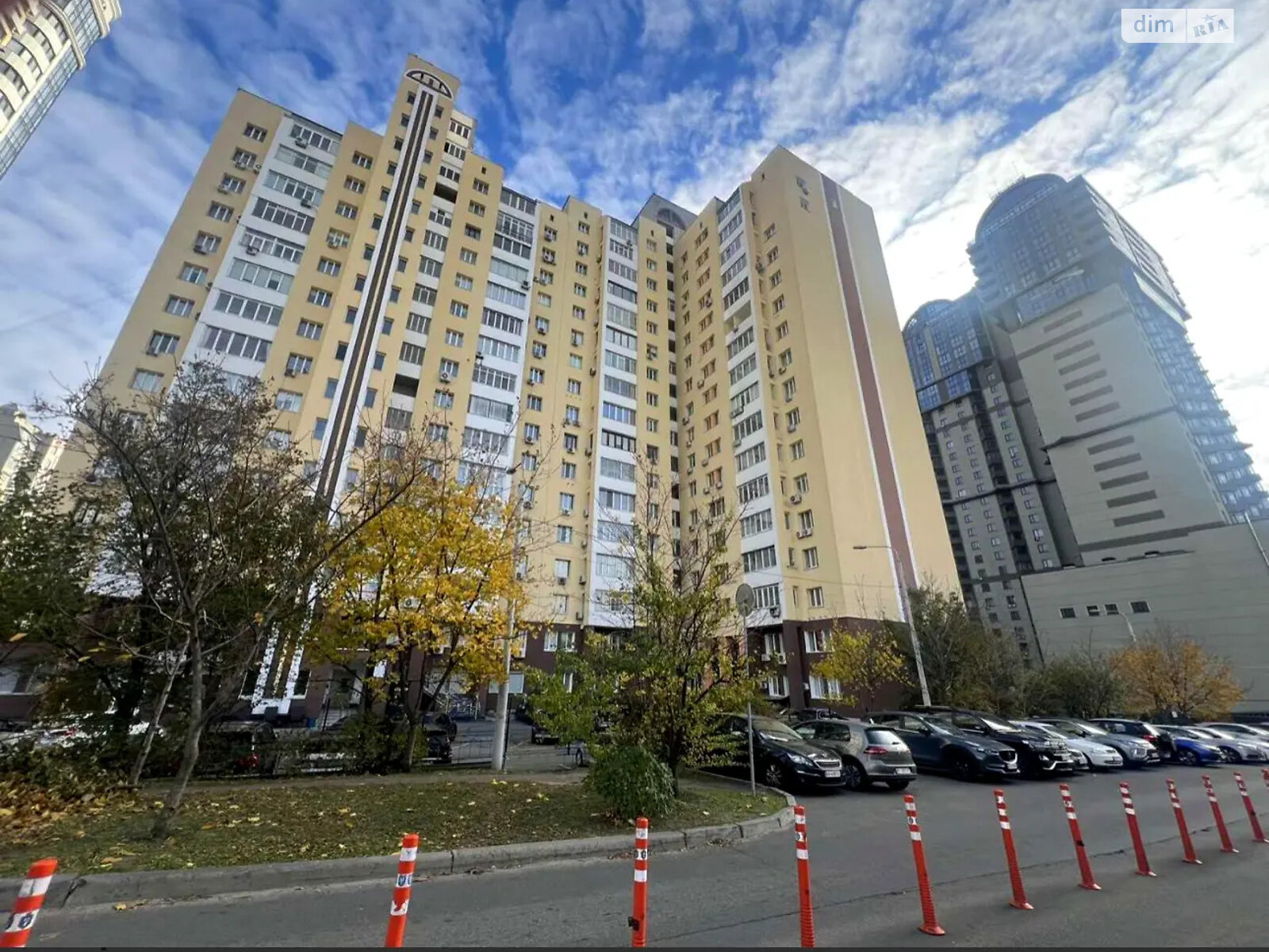 Продаж чотирикімнатної квартири в Києві, на вул. Андрія Верхогляда 4, район Печерськ фото 1