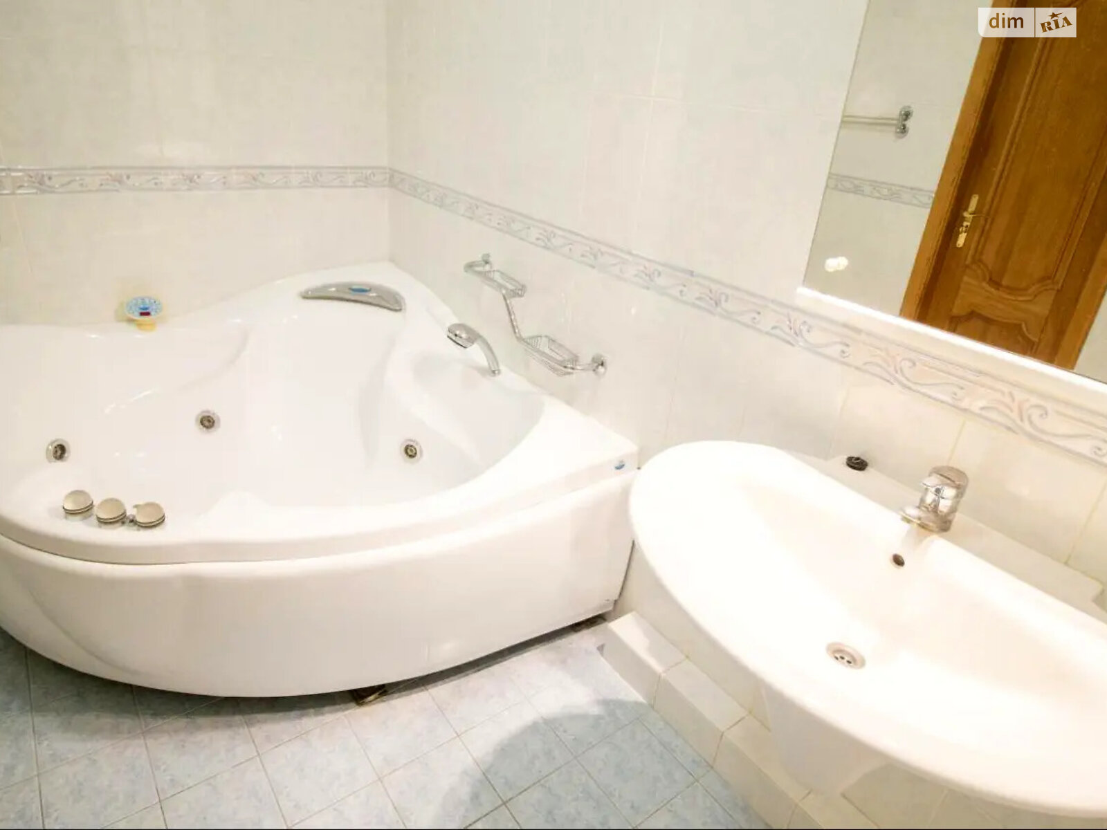 Продаж чотирикімнатної квартири в Києві, на вул. Андрія Верхогляда 4, район Печерськ фото 1