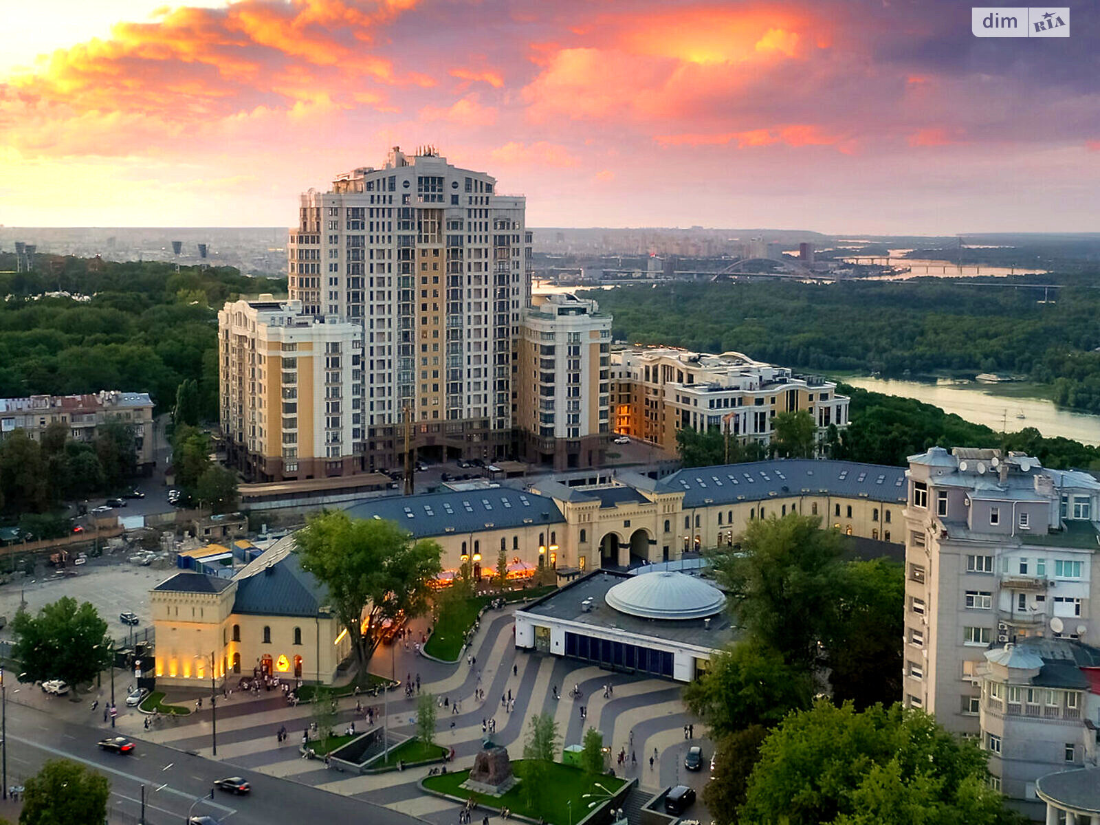 Продаж чотирикімнатної квартири в Києві, на вул. Михайла Грушевського 9А, район Печерський фото 1