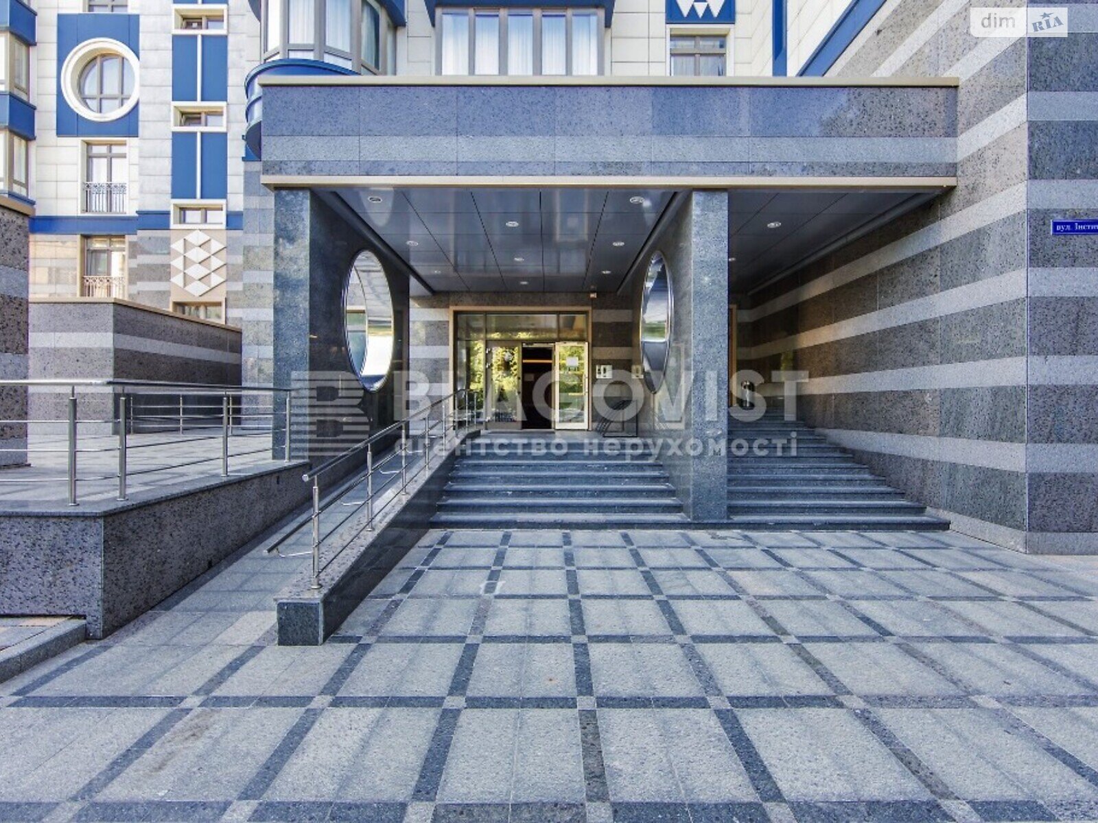 Продажа трехкомнатной квартиры в Киеве, на ул. Институтская 18А, район Печерский фото 1
