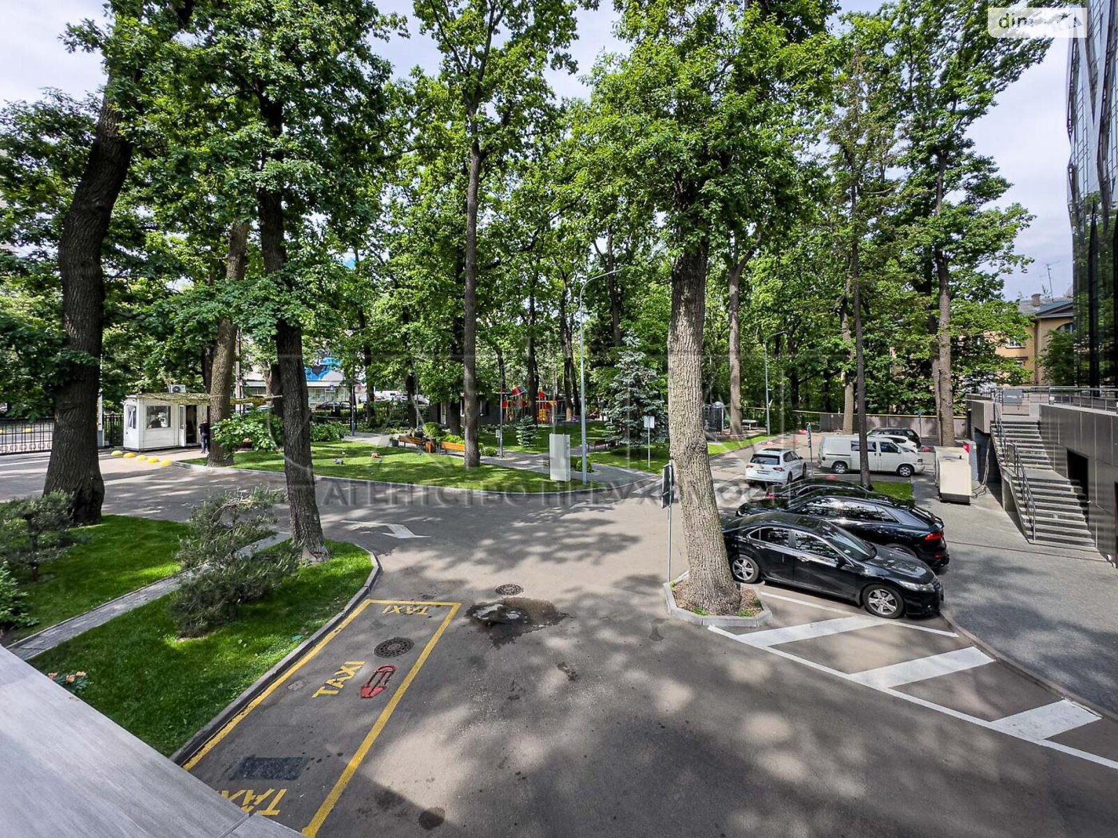 Продажа трехкомнатной квартиры в Киеве, на ул. Авиаконструктора Антонова, район Первомайский Массив фото 1