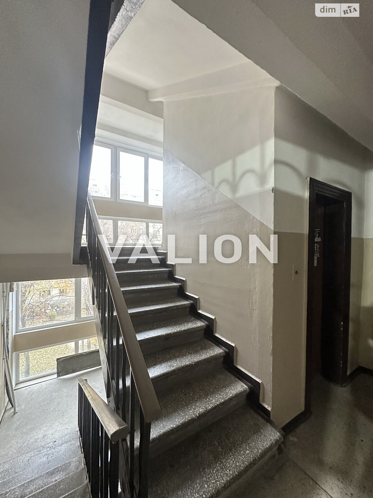 Продажа трехкомнатной квартиры в Киеве, на ул. Авиаконструктора Антонова 11, район Первомайский Массив фото 1