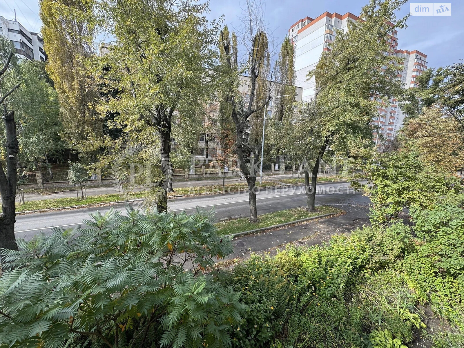 Продаж трикімнатної квартири в Києві, на вул. Волинська, район Першотравневий Масив фото 1