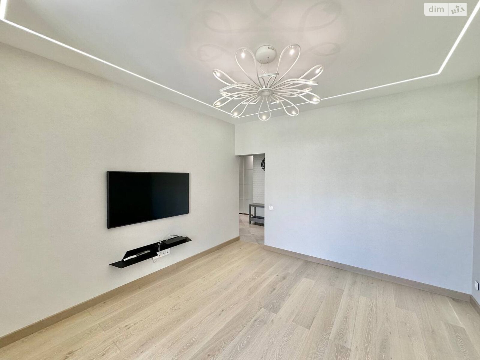 Продажа трехкомнатной квартиры в Киеве, на ул. Набережно-Рыбальская дорога 3, район Подольский фото 1