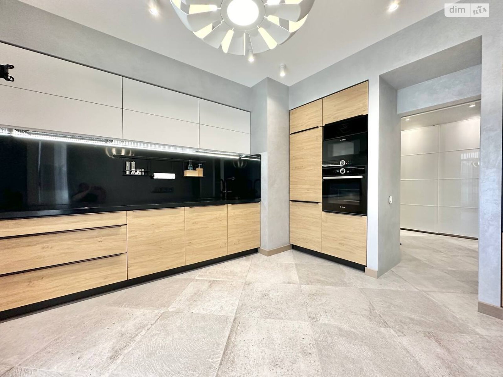 Продажа трехкомнатной квартиры в Киеве, на ул. Набережно-Рыбальская дорога 3, район Подольский фото 1