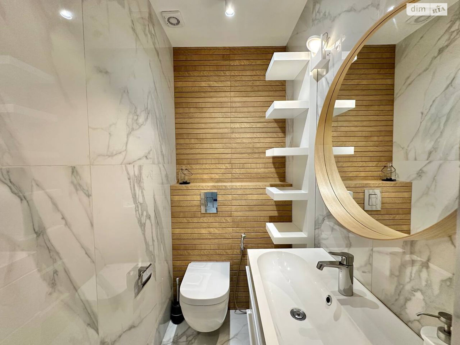 Продажа трехкомнатной квартиры в Киеве, на ул. Набережно-Рыбальская дорога 3, район Подольский фото 1