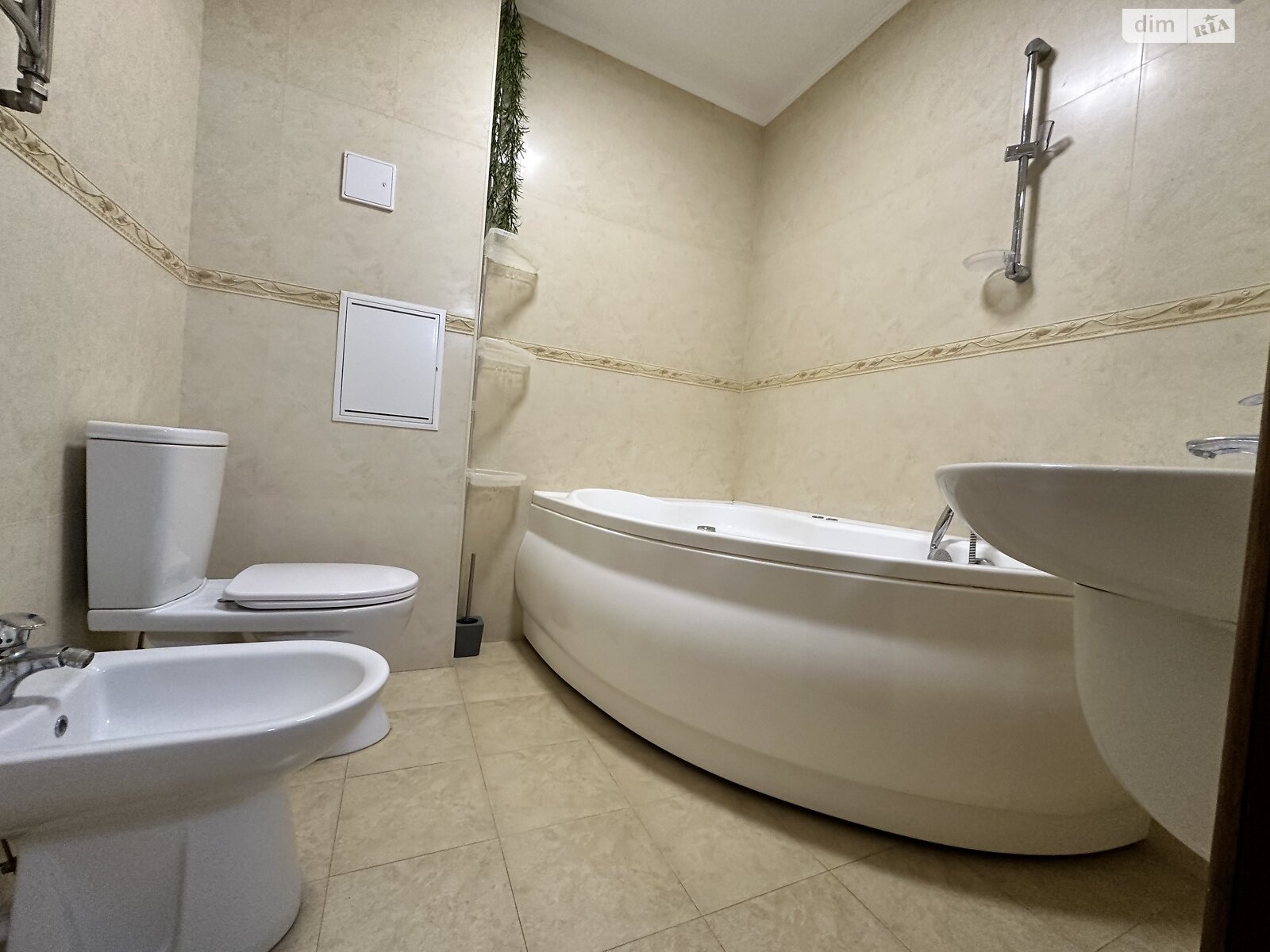 Продаж трикімнатної квартири в Києві, на наб. Дніпровська 19В, район Позняки фото 1 Продаж трикімнатної квартири в Києві, на наб. Дніпровська 19В, район Позняки фото 1