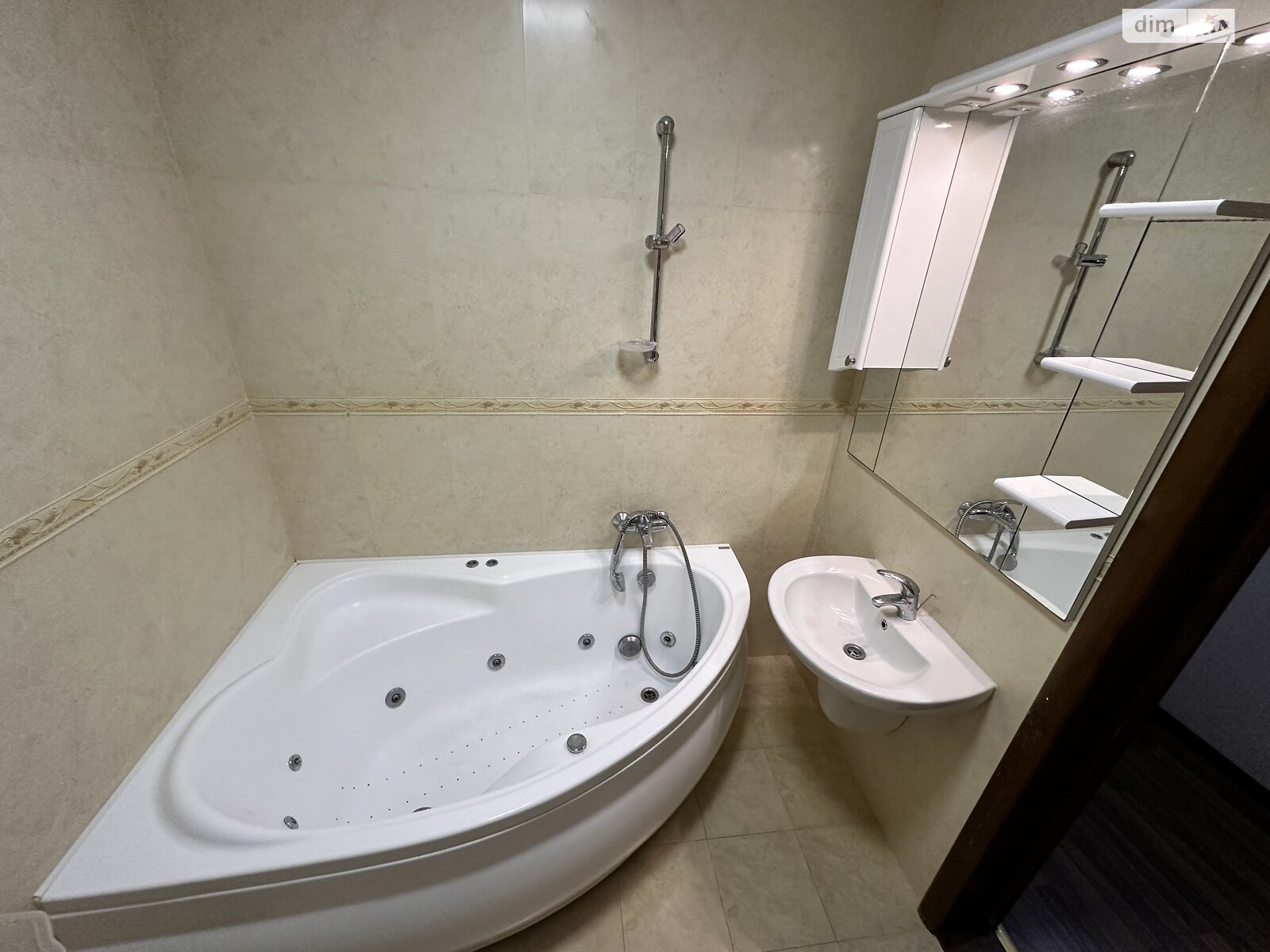 Продаж трикімнатної квартири в Києві, на наб. Дніпровська 19В, район Позняки фото 1 Продаж трикімнатної квартири в Києві, на наб. Дніпровська 19В, район Позняки фото 1