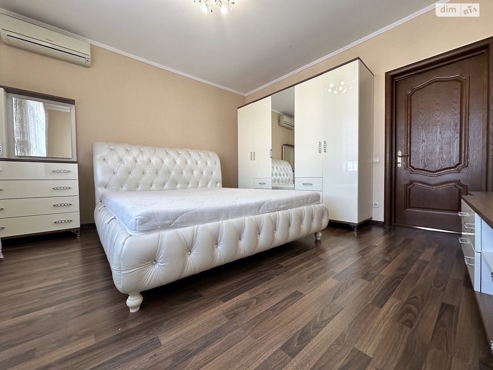 Продаж трикімнатної квартири в Києві, на наб. Дніпровська 19В, район Позняки фото 1 Продаж трикімнатної квартири в Києві, на наб. Дніпровська 19В, район Позняки фото 1