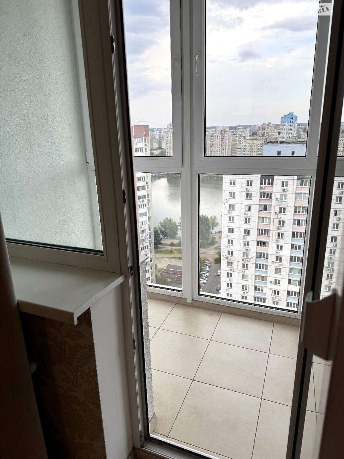 Продаж однокімнатної квартири в Києві, на вул. Драгоманова, район Позняки фото 1 Продаж однокімнатної квартири в Києві, на вул. Драгоманова, район Позняки фото 1