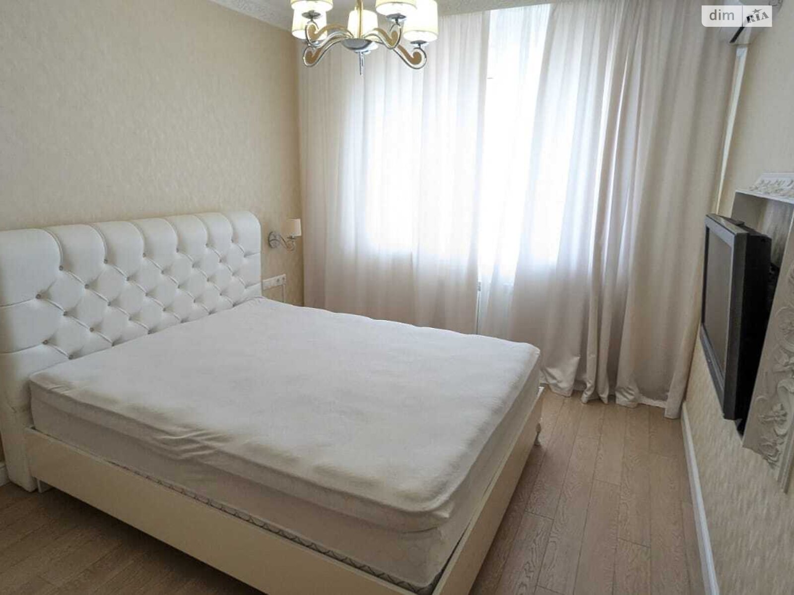 Продаж чотирикімнатної квартири в Києві, на вул. Срібнокільська 12, район Позняки фото 1
