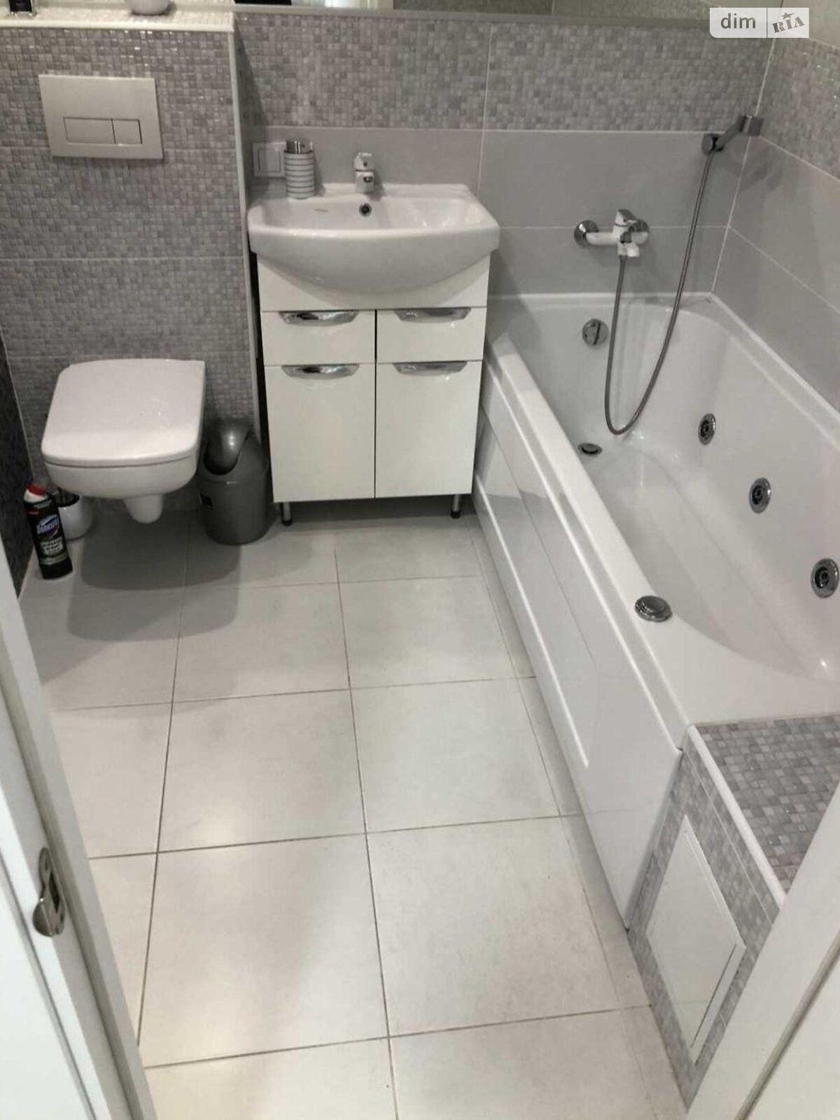 Продажа трехкомнатной квартиры в Киеве, на ул. Драгоманова 2Б, район Рембаза фото 1 Продажа трехкомнатной квартиры в Киеве, на ул. Драгоманова 2Б, район Рембаза фото 1