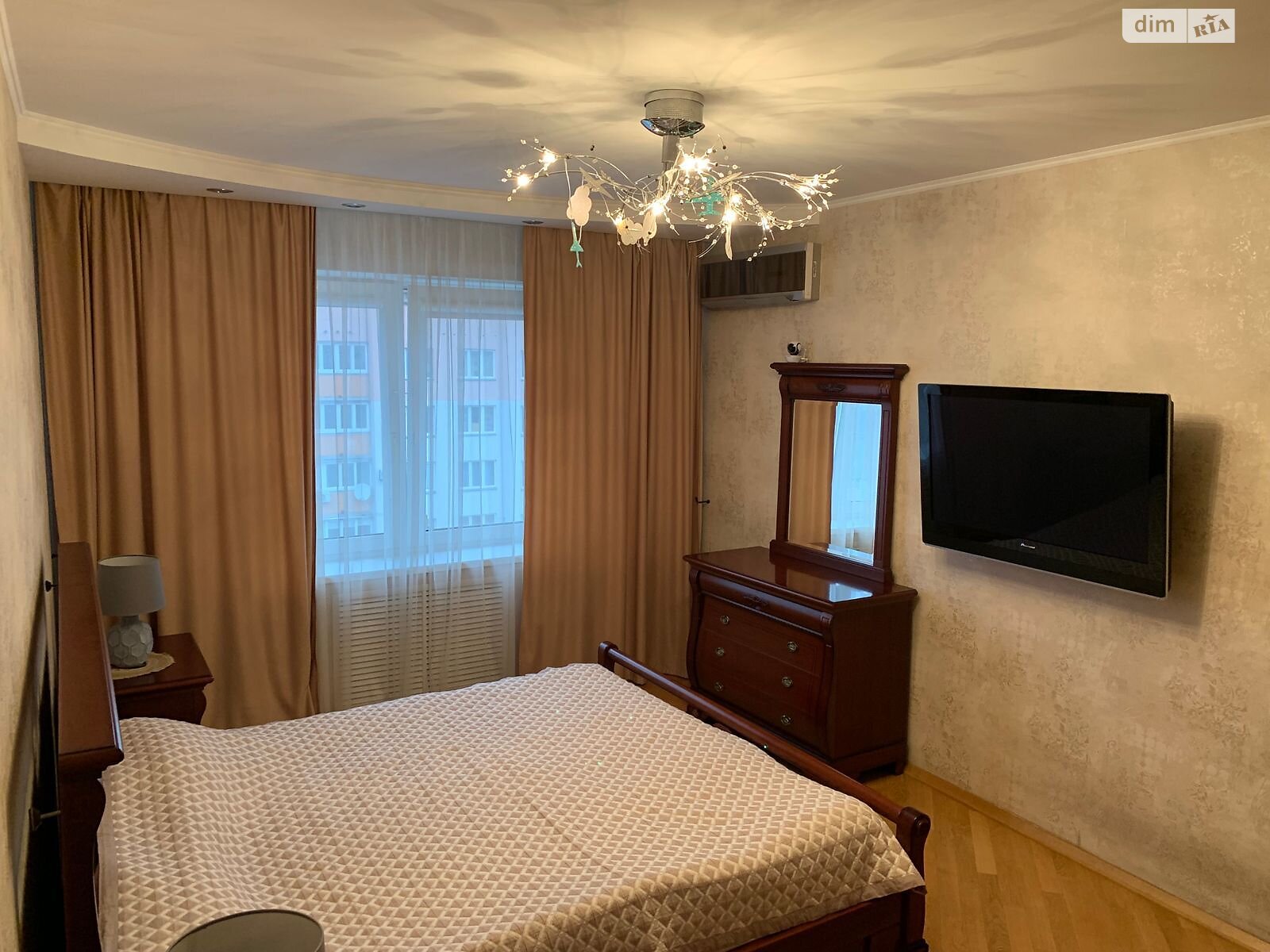 Продажа трехкомнатной квартиры в Киеве, на пер. Феодосийский 14А, район Саперная Слободка фото 1 Продажа трехкомнатной квартиры в Киеве, на пер. Феодосийский 14А, район Саперная Слободка фото 1