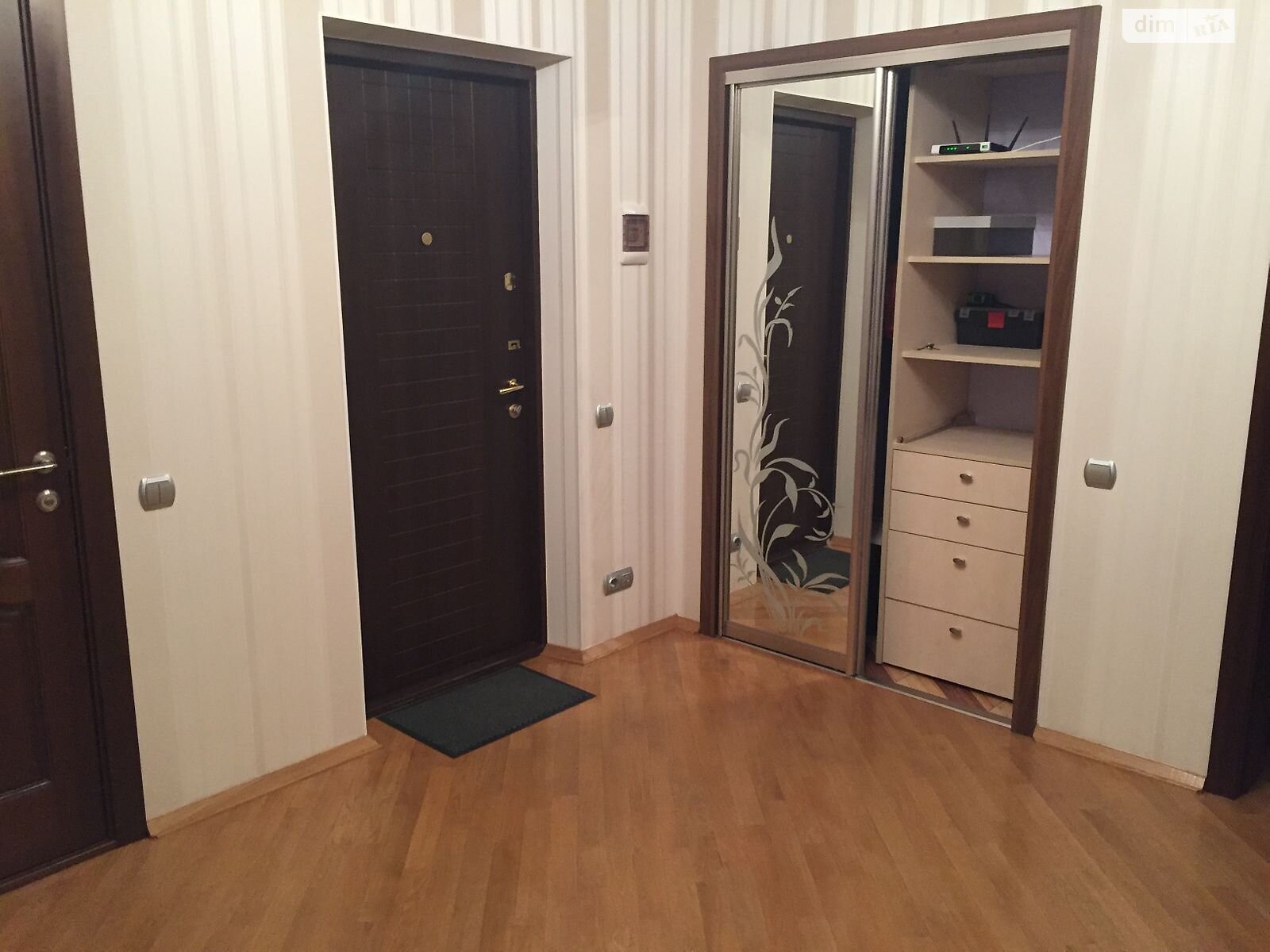 Продажа трехкомнатной квартиры в Киеве, на пер. Феодосийский 14А, район Саперная Слободка фото 1 Продажа трехкомнатной квартиры в Киеве, на пер. Феодосийский 14А, район Саперная Слободка фото 1