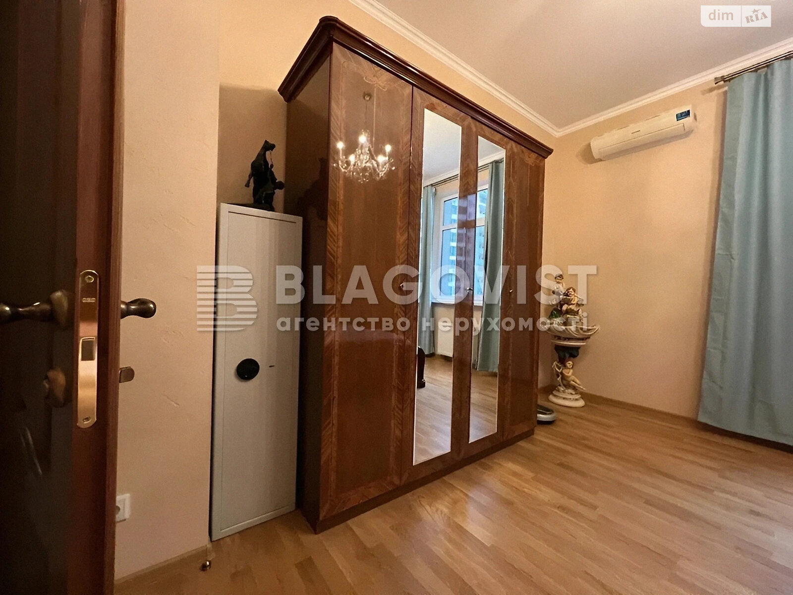 Продажа трехкомнатной квартиры в Киеве, на ул. Коновальца Евгения 44А, район Саперное Поле фото 1 Продажа трехкомнатной квартиры в Киеве, на ул. Коновальца Евгения 44А, район Саперное Поле фото 1