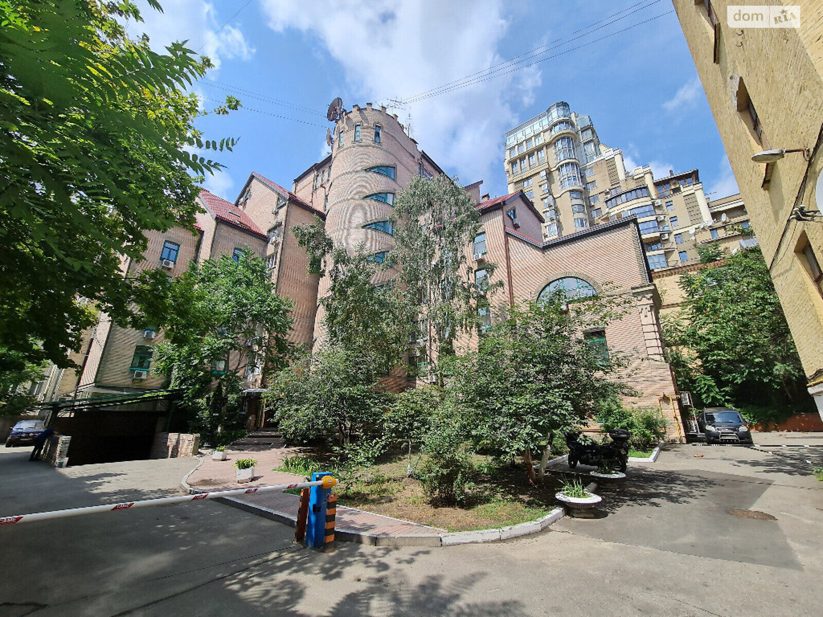 Продаж дев'ятикімнатної квартири в Києві, на вул. Назарівська 7Б, район Шевченківський фото 1 Продаж дев'ятикімнатної квартири в Києві, на вул. Назарівська 7Б, район Шевченківський фото 1