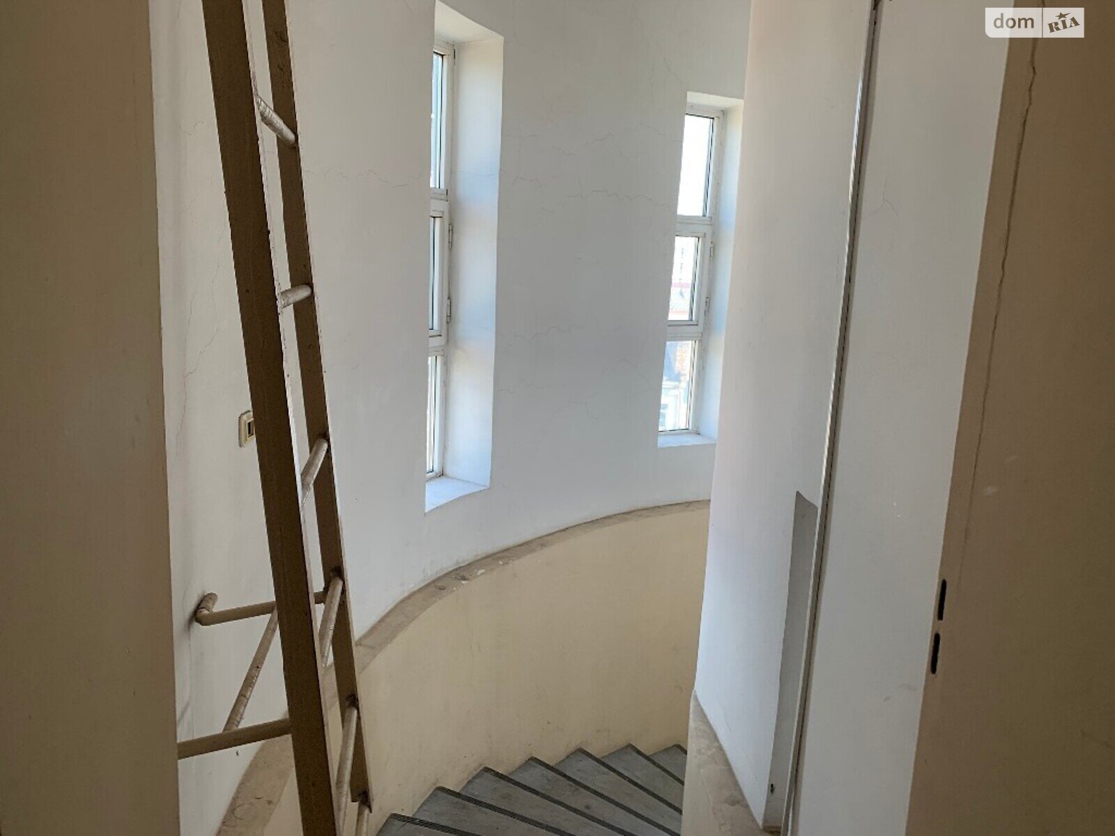 Продаж дев'ятикімнатної квартири в Києві, на вул. Назарівська 7Б, район Шевченківський фото 1 Продаж дев'ятикімнатної квартири в Києві, на вул. Назарівська 7Б, район Шевченківський фото 1