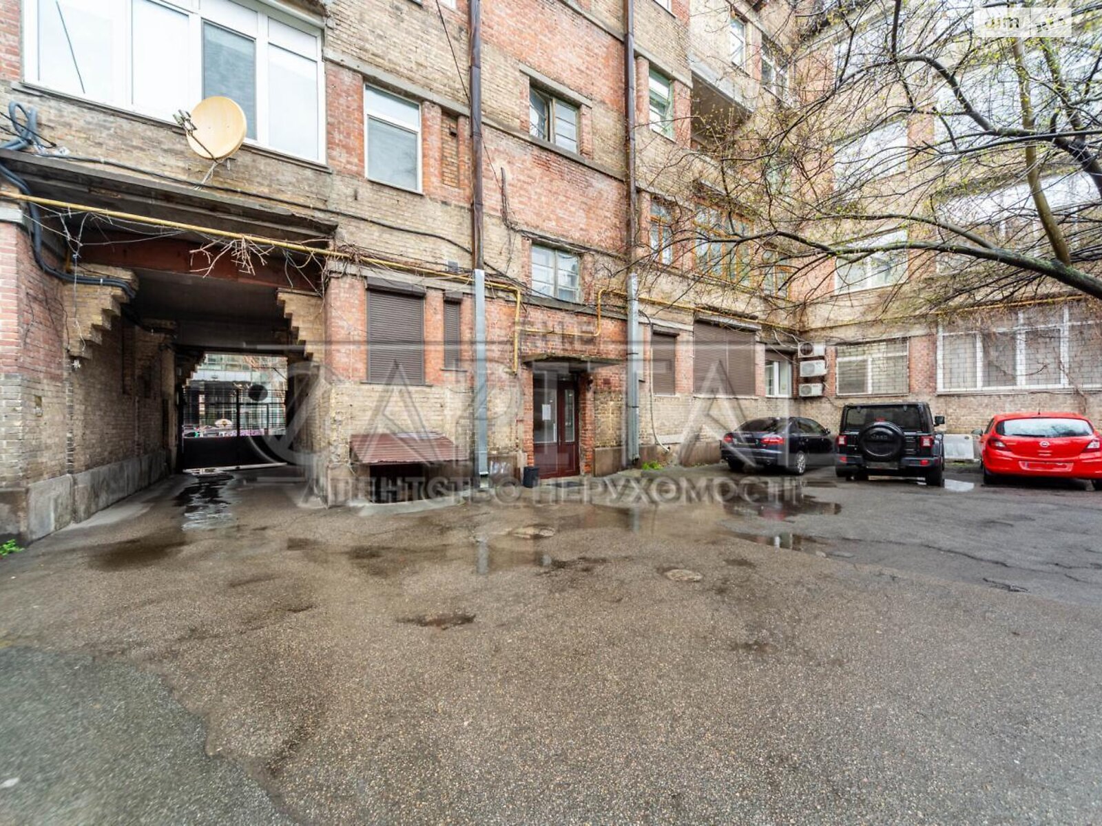 Продаж чотирикімнатної квартири в Києві, на вул. Велика Житомирська 17, район Шевченківський фото 1 Продаж чотирикімнатної квартири в Києві, на вул. Велика Житомирська 17, район Шевченківський фото 1
