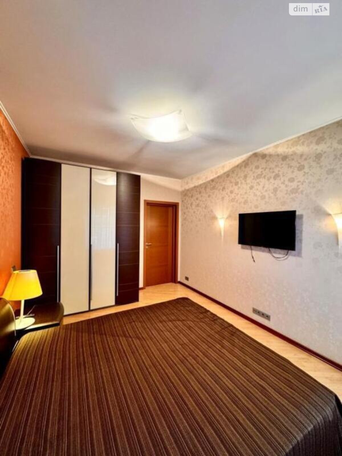 Продаж трикімнатної квартири в Києві, на вул. Дмитрівська 69, район Шевченківський фото 1 Продаж трикімнатної квартири в Києві, на вул. Дмитрівська 69, район Шевченківський фото 1