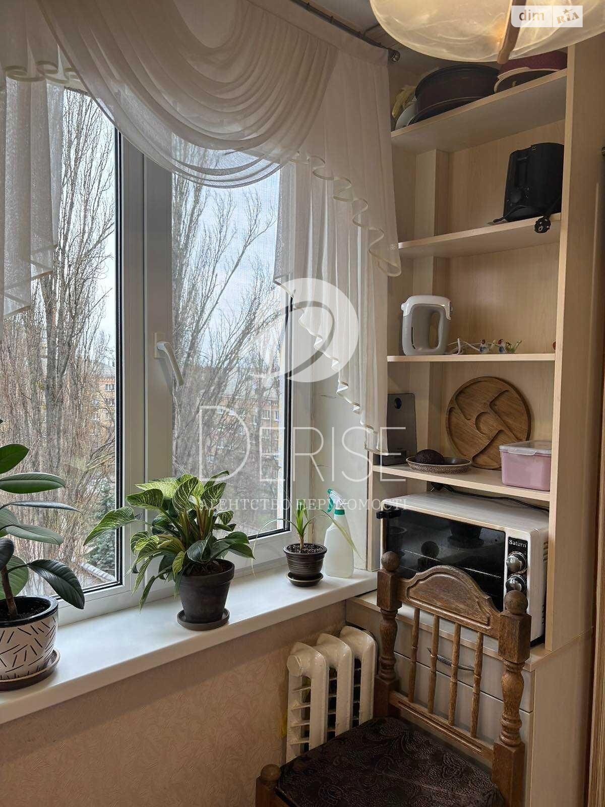 Продаж трикімнатної квартири в Києві, на вул. Олени Теліги 43, район Шевченківський фото 1 Продаж трикімнатної квартири в Києві, на вул. Олени Теліги 43, район Шевченківський фото 1