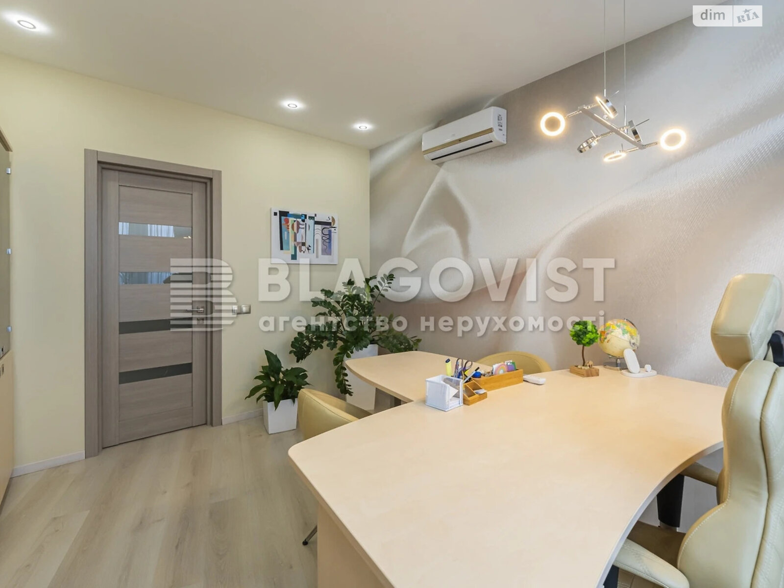 Продажа трехкомнатной квартиры в Киеве, на просп. Соборности 30, фото 1 Продажа трехкомнатной квартиры в Киеве, на просп. Соборности 30, фото 1