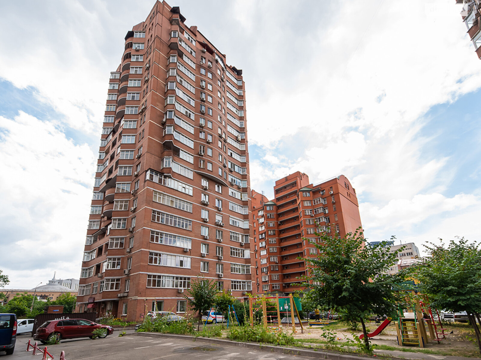 Продаж чотирикімнатної квартири в Києві, на вул. Дмитрівська 13А, район Шевченківський фото 1 Продаж чотирикімнатної квартири в Києві, на вул. Дмитрівська 13А, район Шевченківський фото 1