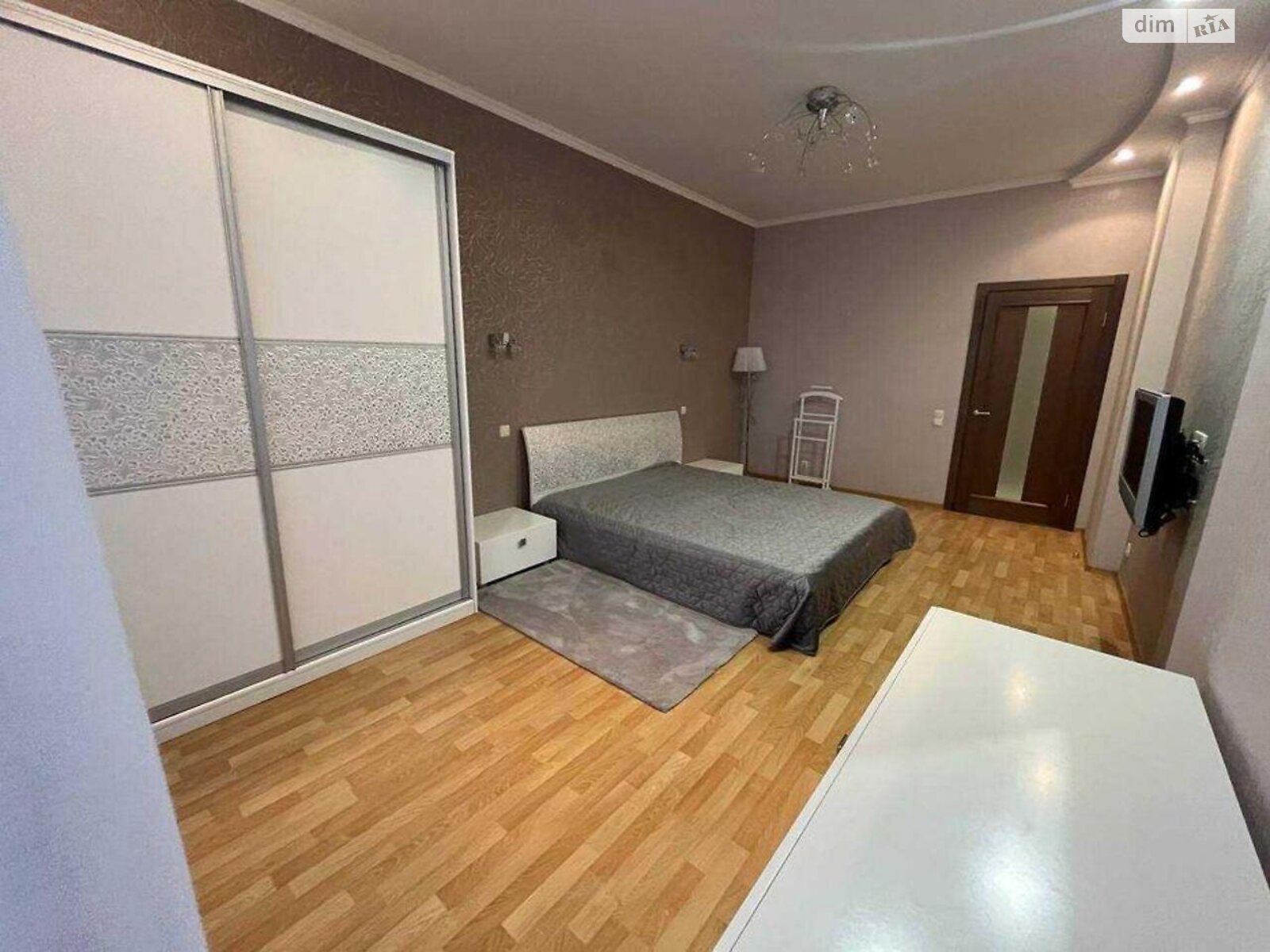 Продаж трикімнатної квартири в Києві, на вул. Дмитрівська 82, район Солдатська Слобідка фото 1 Продаж трикімнатної квартири в Києві, на вул. Дмитрівська 82, район Солдатська Слобідка фото 1