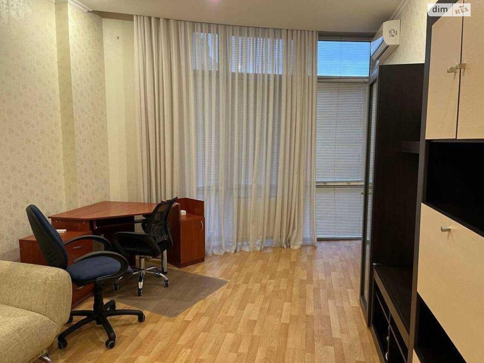 Продаж трикімнатної квартири в Києві, на вул. Дмитрівська 82, район Солдатська Слобідка фото 1 Продаж трикімнатної квартири в Києві, на вул. Дмитрівська 82, район Солдатська Слобідка фото 1