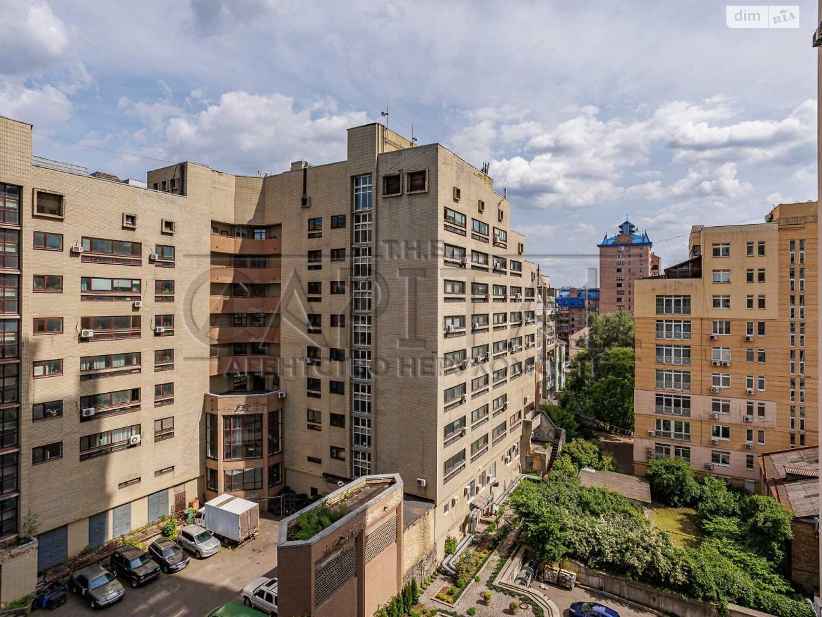 Продажа трехкомнатной квартиры в Киеве, на ул. Дмитриевская 82, район Солдатская Слободка фото 1 Продажа трехкомнатной квартиры в Киеве, на ул. Дмитриевская 82, район Солдатская Слободка фото 1