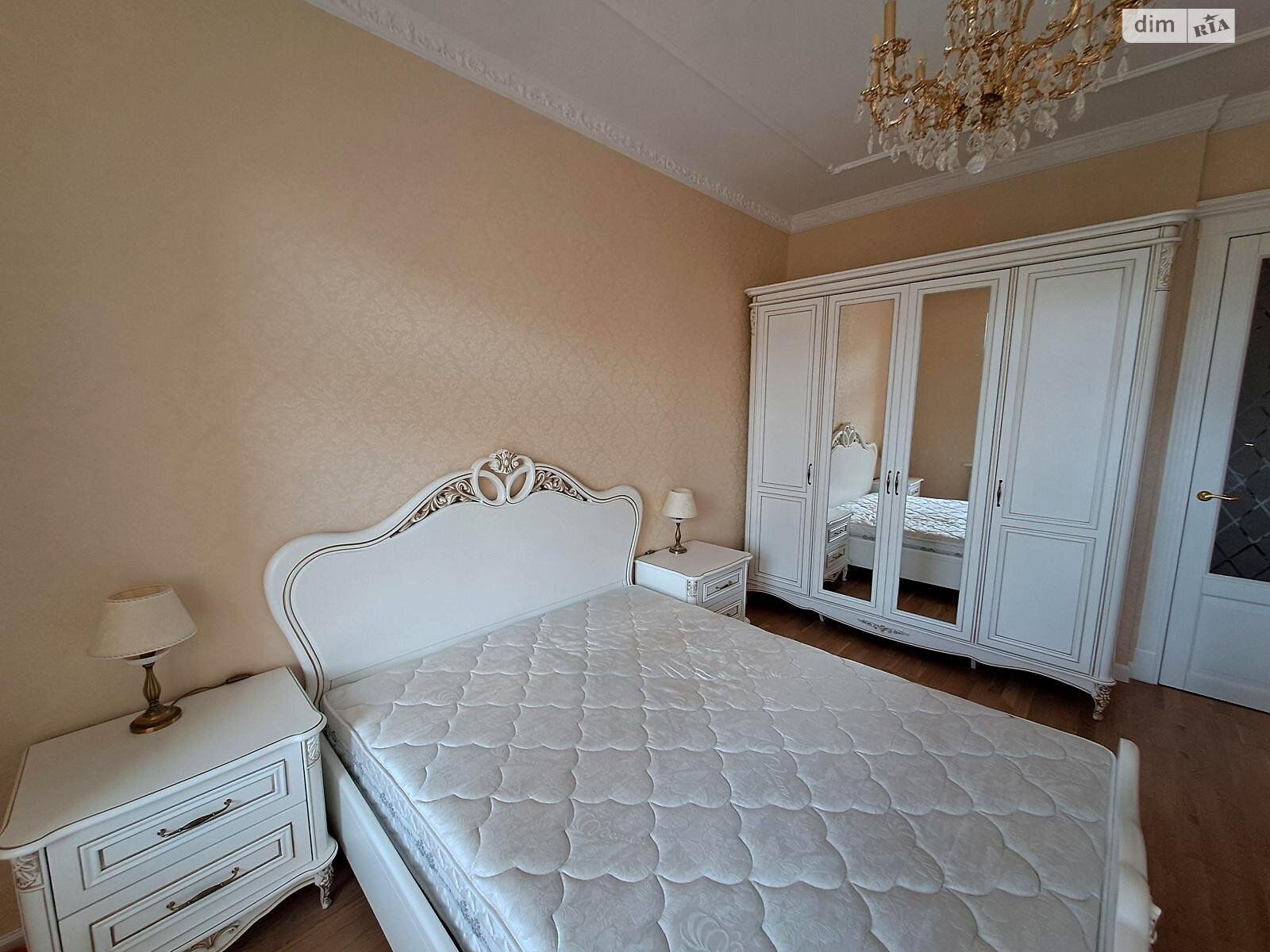 Продаж трикімнатної квартири в Києві, на вул. Дмитрівська 17А, район Солдатська Слобідка фото 1 Продаж трикімнатної квартири в Києві, на вул. Дмитрівська 17А, район Солдатська Слобідка фото 1