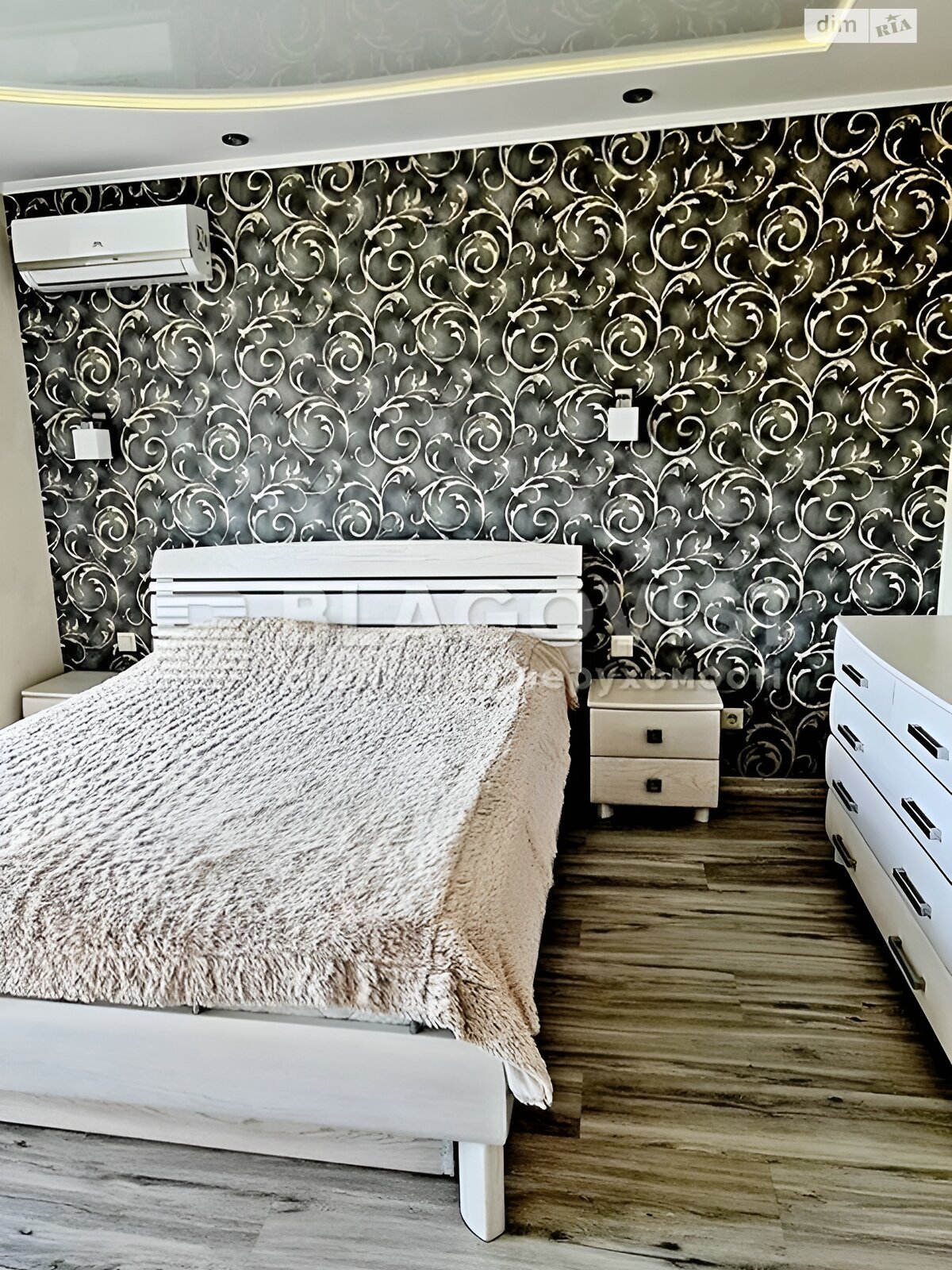 Продаж трикімнатної квартири в Києві, на вул. Верховинна 41, район Святошин фото 1