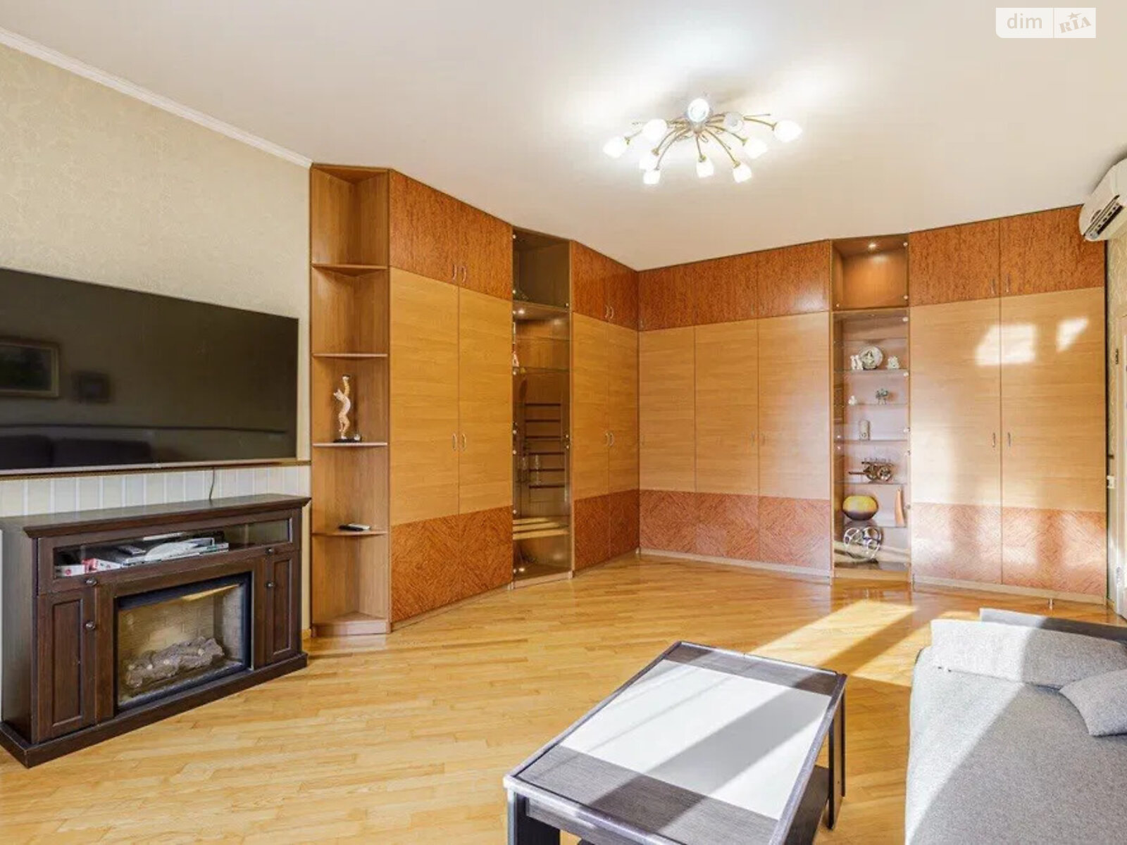 Продаж трикімнатної квартири в Києві, на вул. Богдана Хмельницького 82, район Центр фото 1