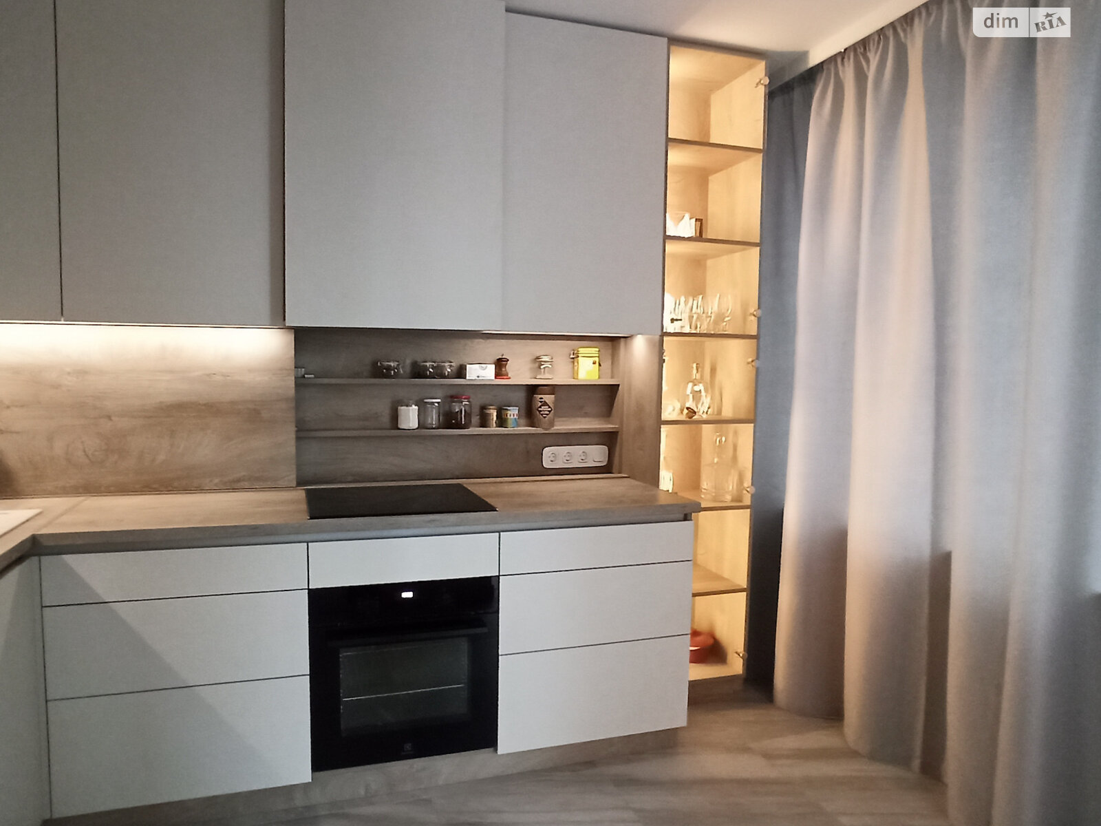 Продаж трикімнатної квартири в Києві, на вул. Богдана Хмельницького 39, район Центр фото 1